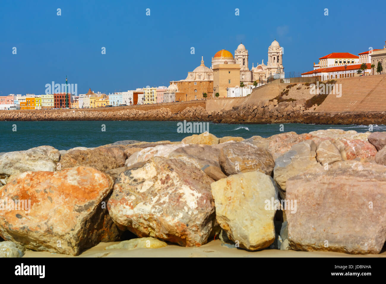 Spiaggia e cattedrale di Cadice, Andalusia, Spagna Foto Stock