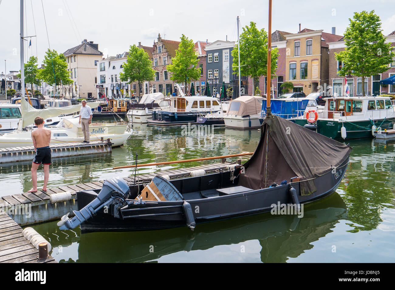 Le persone e le barche nel porto turistico della città vecchia di Oud-Beijerland, Hoekse Waard, South Holland, Paesi Bassi Foto Stock