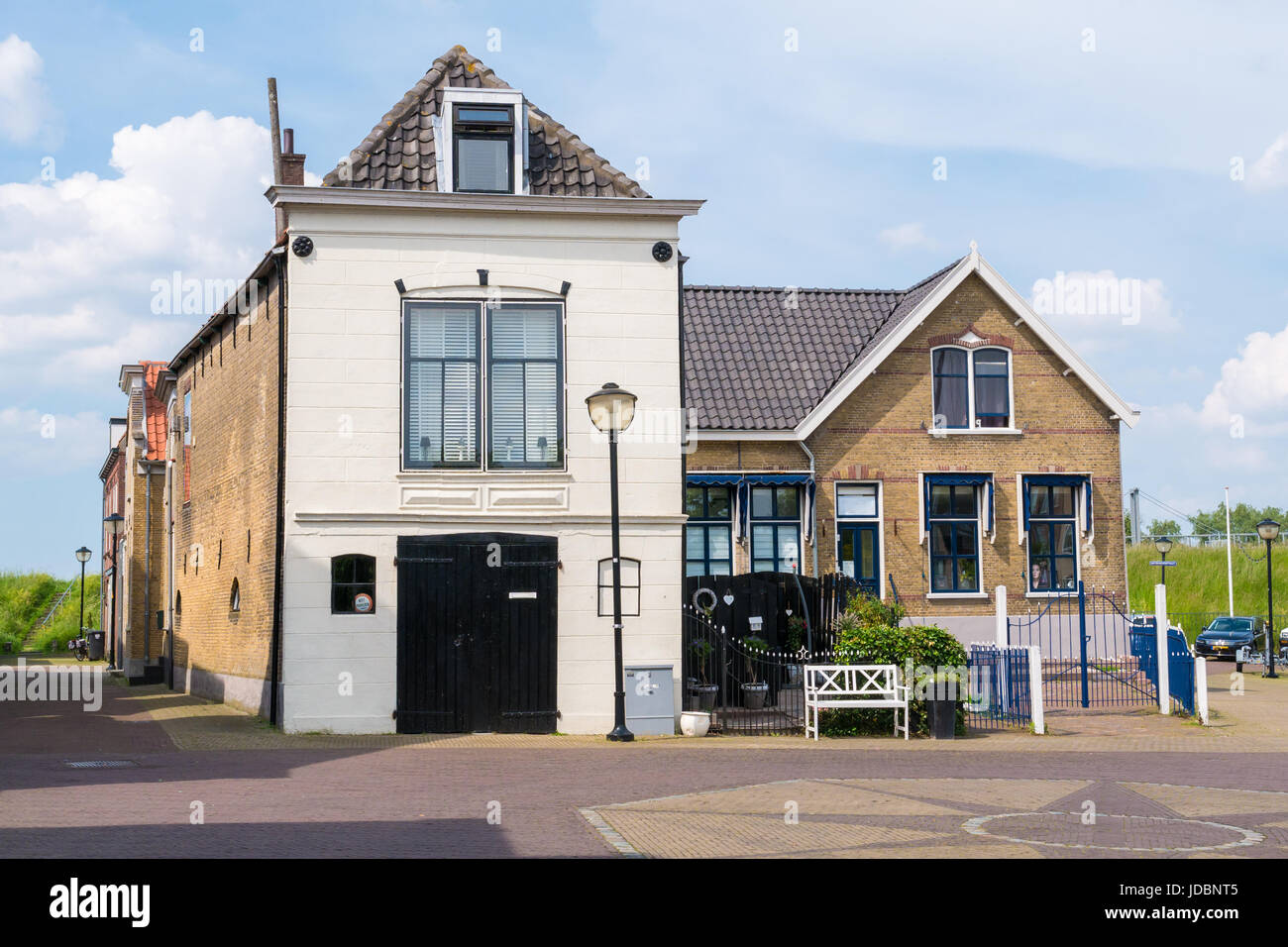 Scena di strada con la vecchia casa e magazzino su angolo e Havendam Bootstraat nella città vecchia di Oud-Beijerlands, Hoekse Waard, South Holland, Paesi Bassi Foto Stock