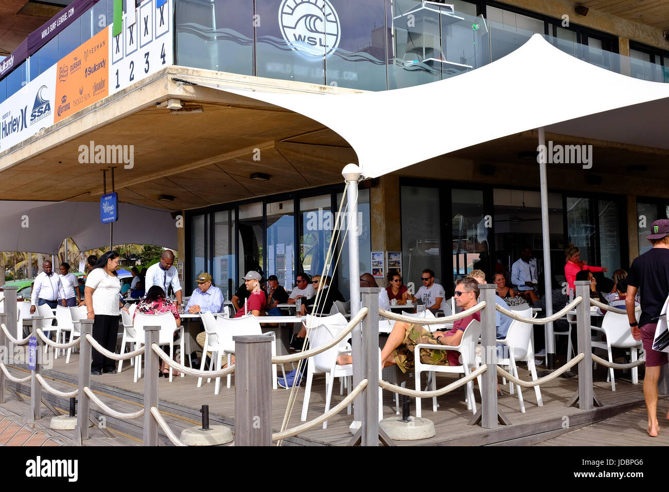 Durban, Sud Africa. California Dreaming è un ristorante sul lungomare dove le persone possono godere di un pasto all'aperto. Foto Stock