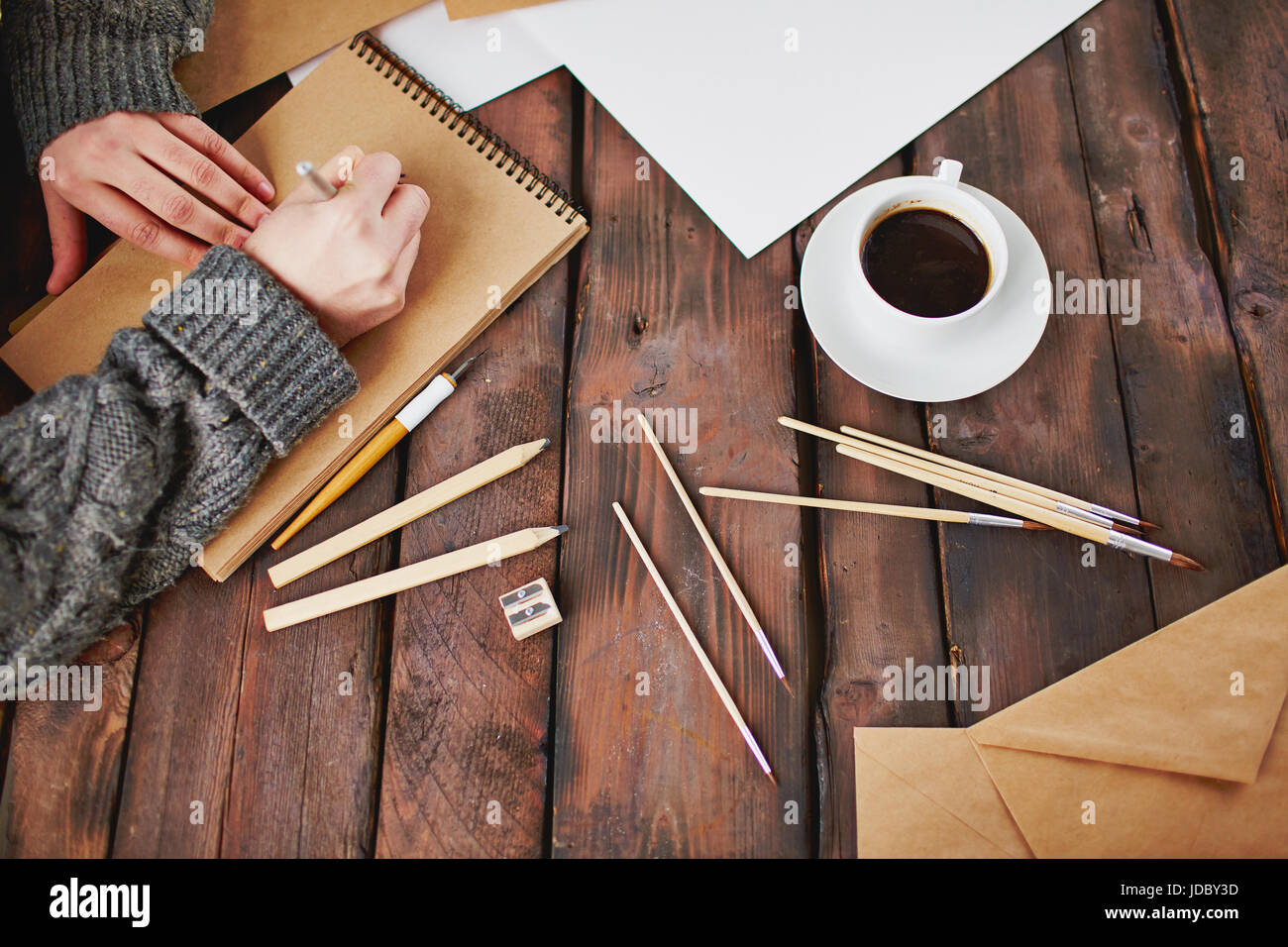 Delineando nel blocco note Foto Stock