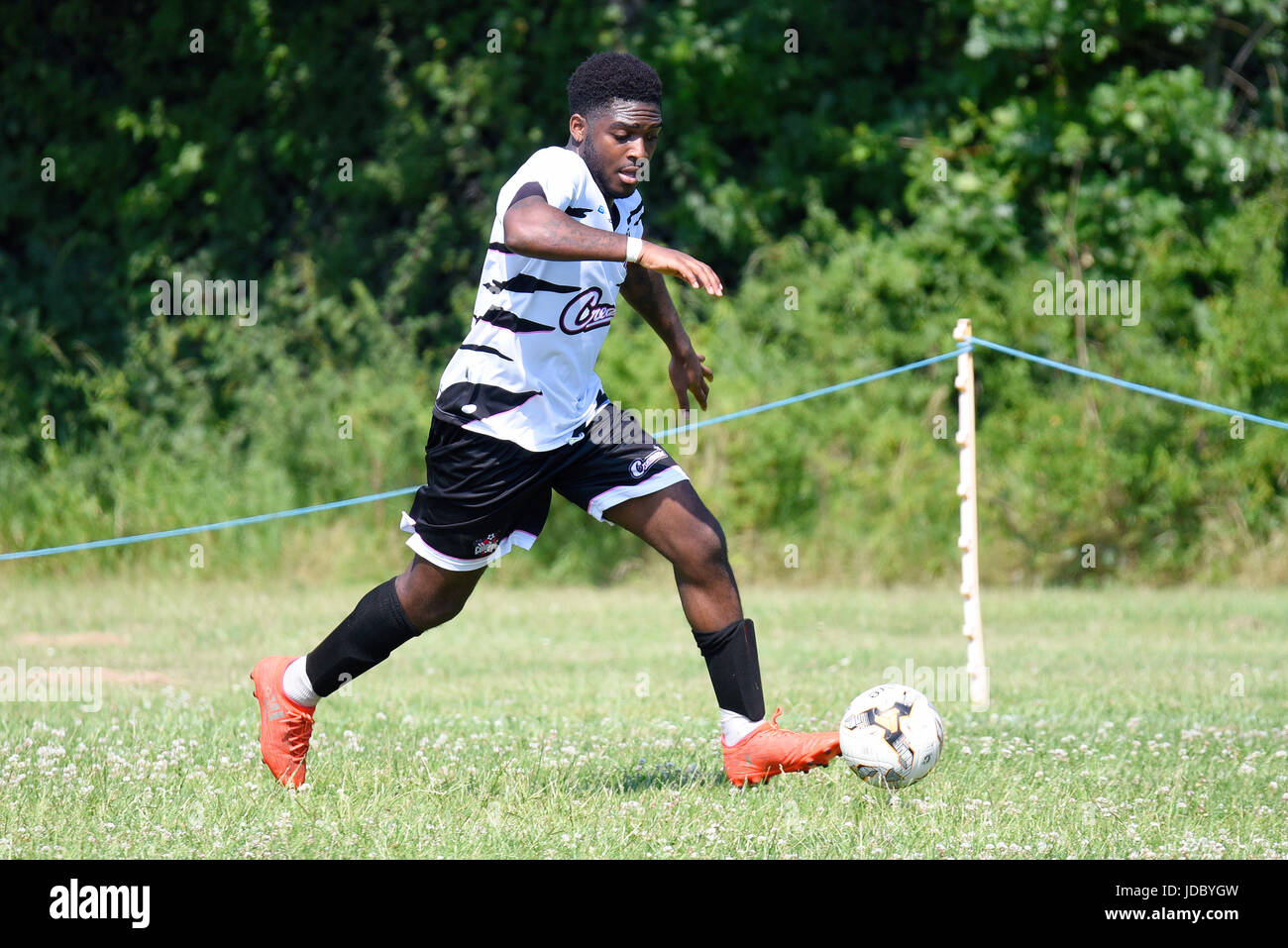 Derry Mensah della boy band The Risk che partecipa a una partita di calcio di beneficenza Foto Stock