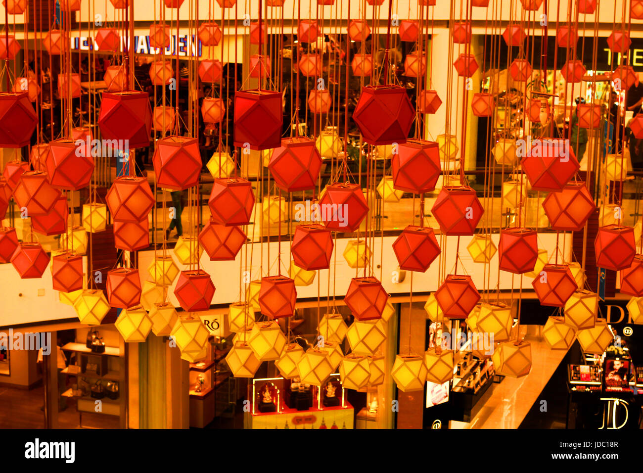 La decorazione interna della carta con la lanterna, Laltain luci per gli Indù Diwali festival indiano Foto Stock