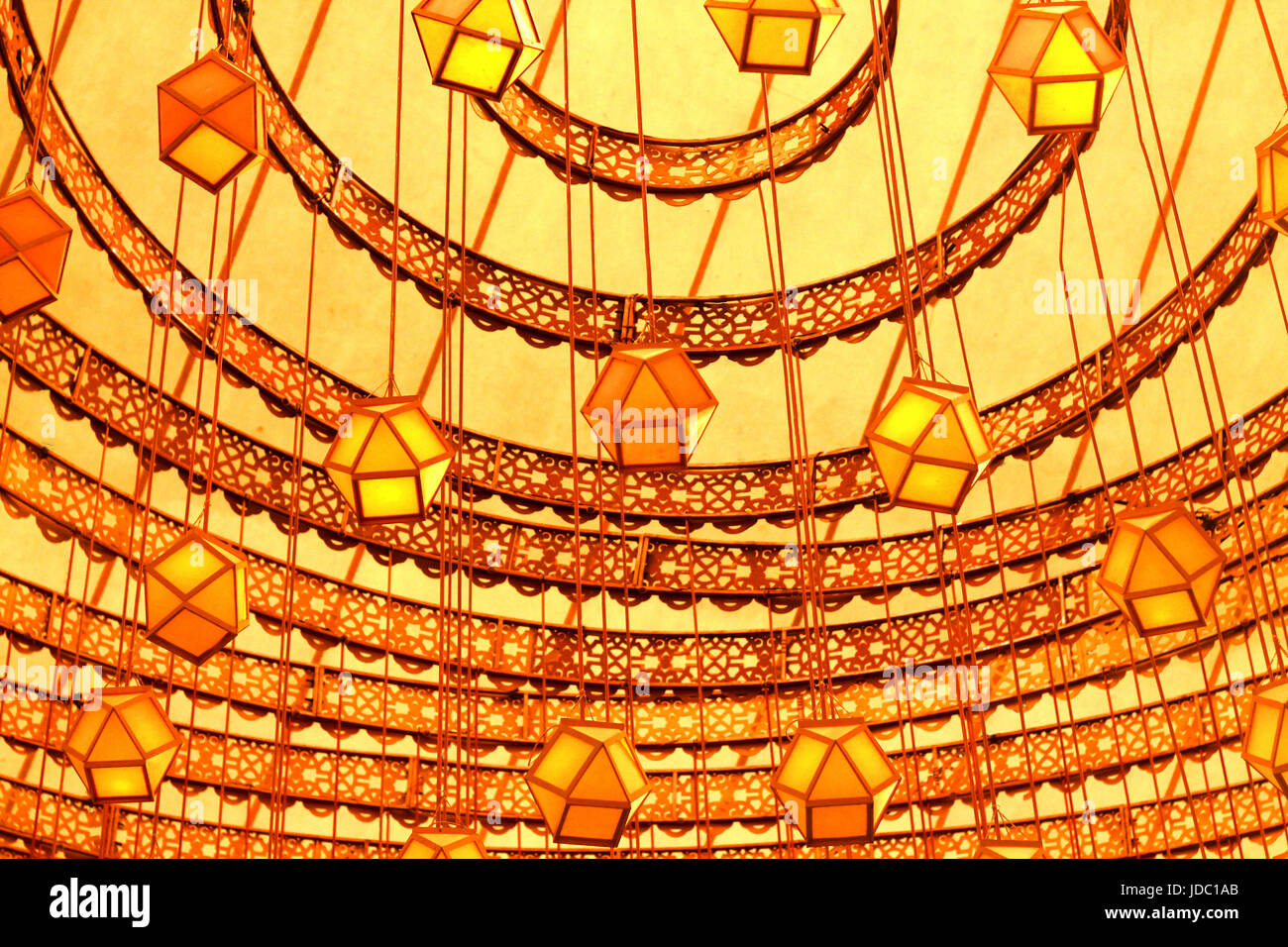 Una simmetrica e la meravigliosa decorazione interna della carta con la lanterna, Laltain luci per gli Indù Diwali festival indiano Foto Stock