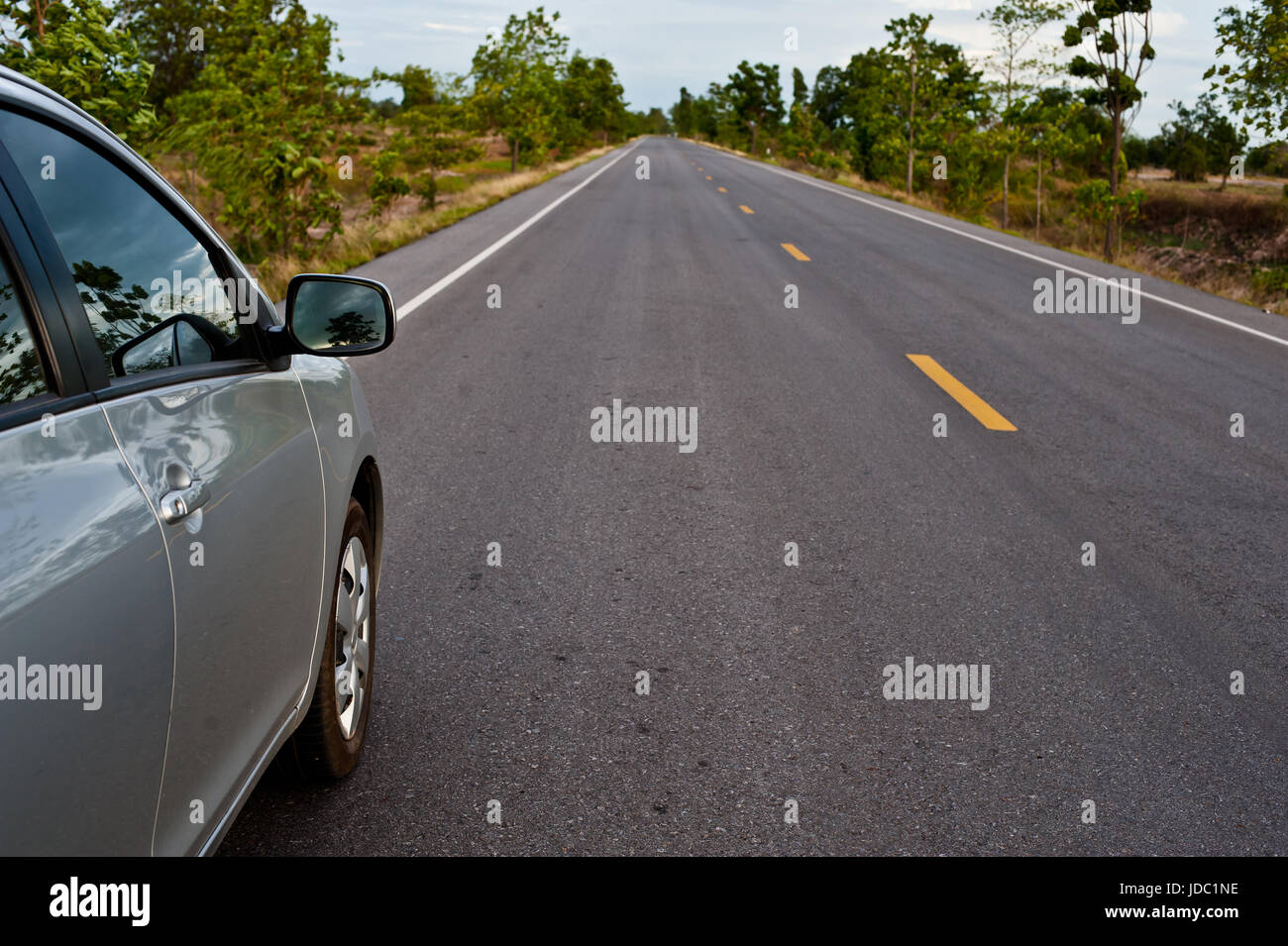 Vista prospettica posteriore e laterale della macchina su strada campagna Foto Stock