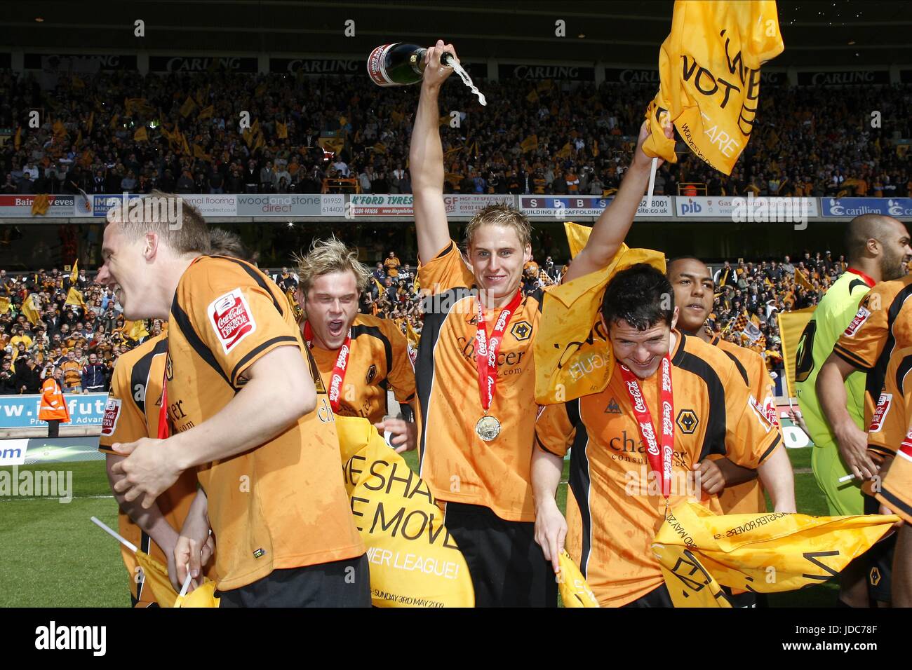 DAVID EDWARDS & LUPI TEAM WOLVERHAMPTON WANDERERS FC MOLINEUX STADIUM WOLVERHAMPTON INGHILTERRA 03 Maggio 2009 Foto Stock