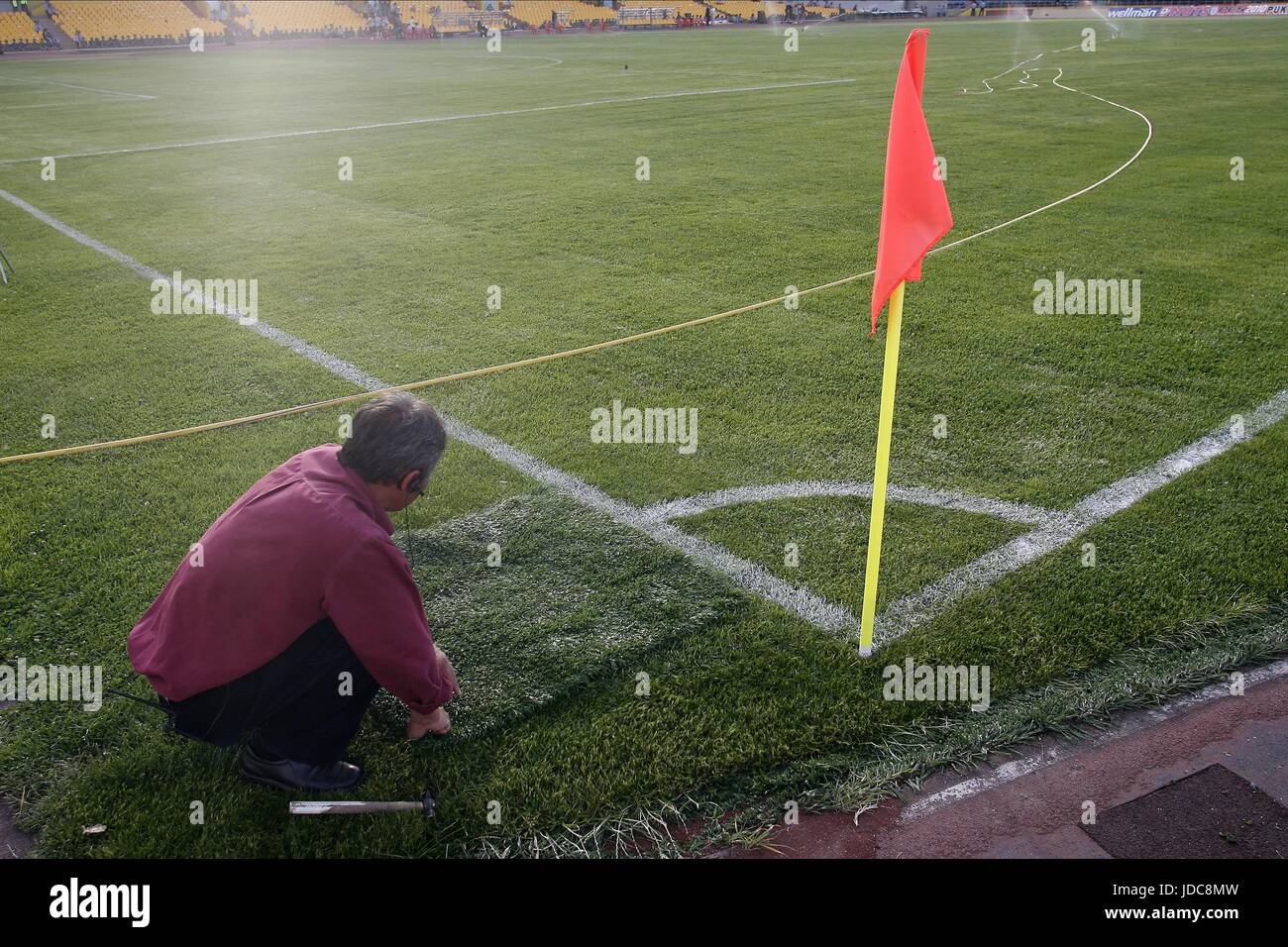 Riparazioni GROUNDSMAN PITCH CENTRAL STADIUM KAZAKHSTAN CENTRAL STADIUM ALMATY KAZAKHSTAN 06 Giugno 2009 Foto Stock