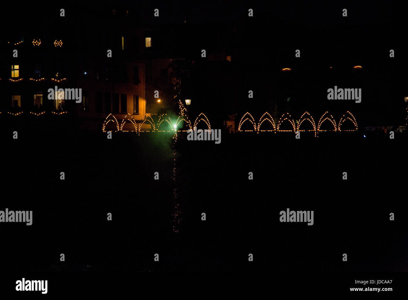 Pisa, Italia. 16 Giugno, 2017. Luminara di San Ranieri a Pisa. La tradizionale celebrazione. La famosa Luminaria è dedicata a San Ranieri fin dal 1688, quando il granduca di Toscana Cosimo I de' Medici, ha deciso di mettere il suo corpo in una preziosa, tomba in marmo. Al tramonto, ogni 16 giugno migliaia di candele precedentemente messo su Pisa ed i suoi ponti, vicino a porte e finestre sono accesi. Credito: Lorenzo Apra/Pacific Press/Alamy Live News Foto Stock