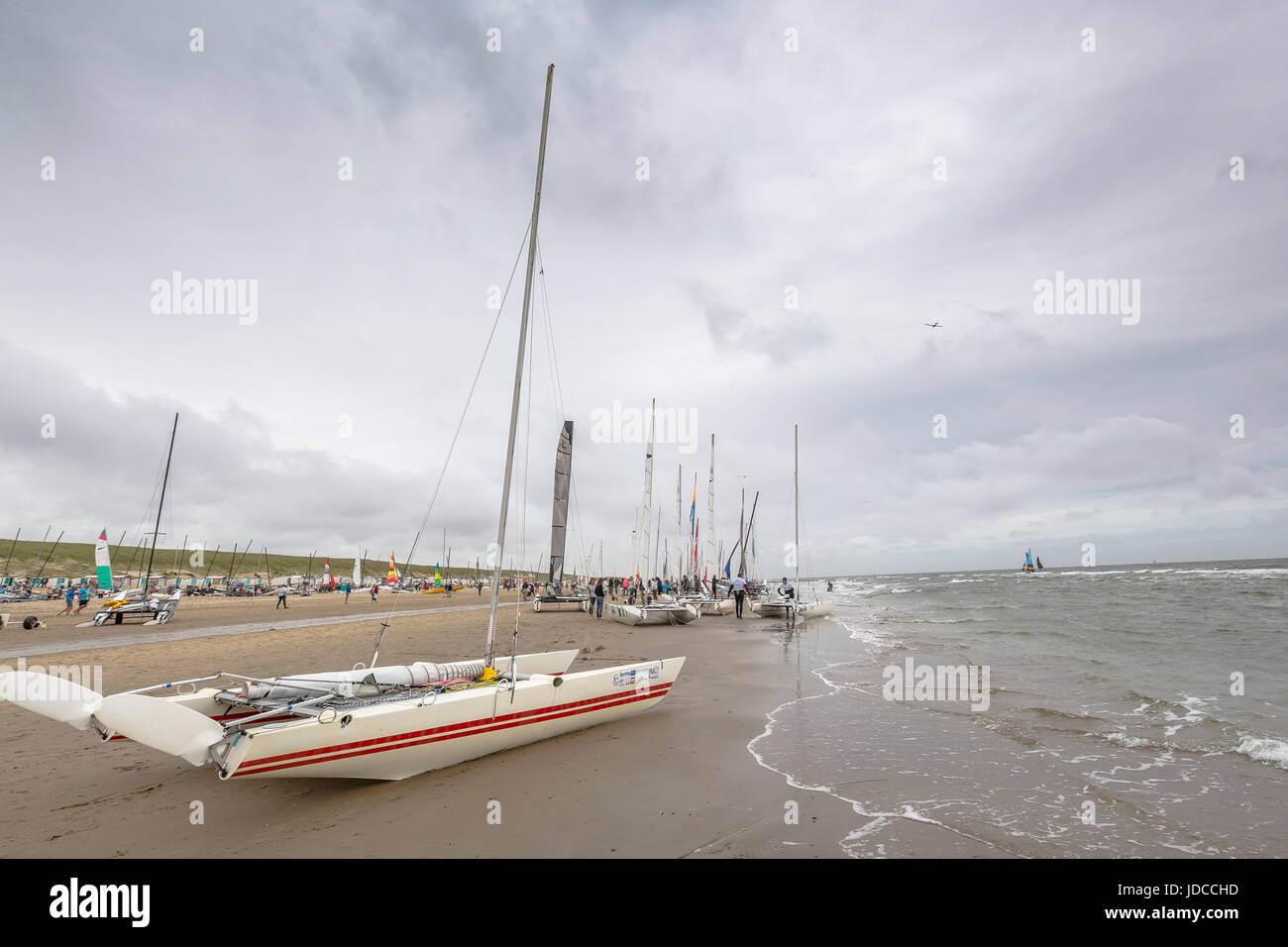 Texel, Paesi Bassi - 10 giugno 2017. Round Texel è il più grande catamarano boat race in tutto il mondo. La gara ha il suo inizio e fine vicino Paal 17 su Foto Stock