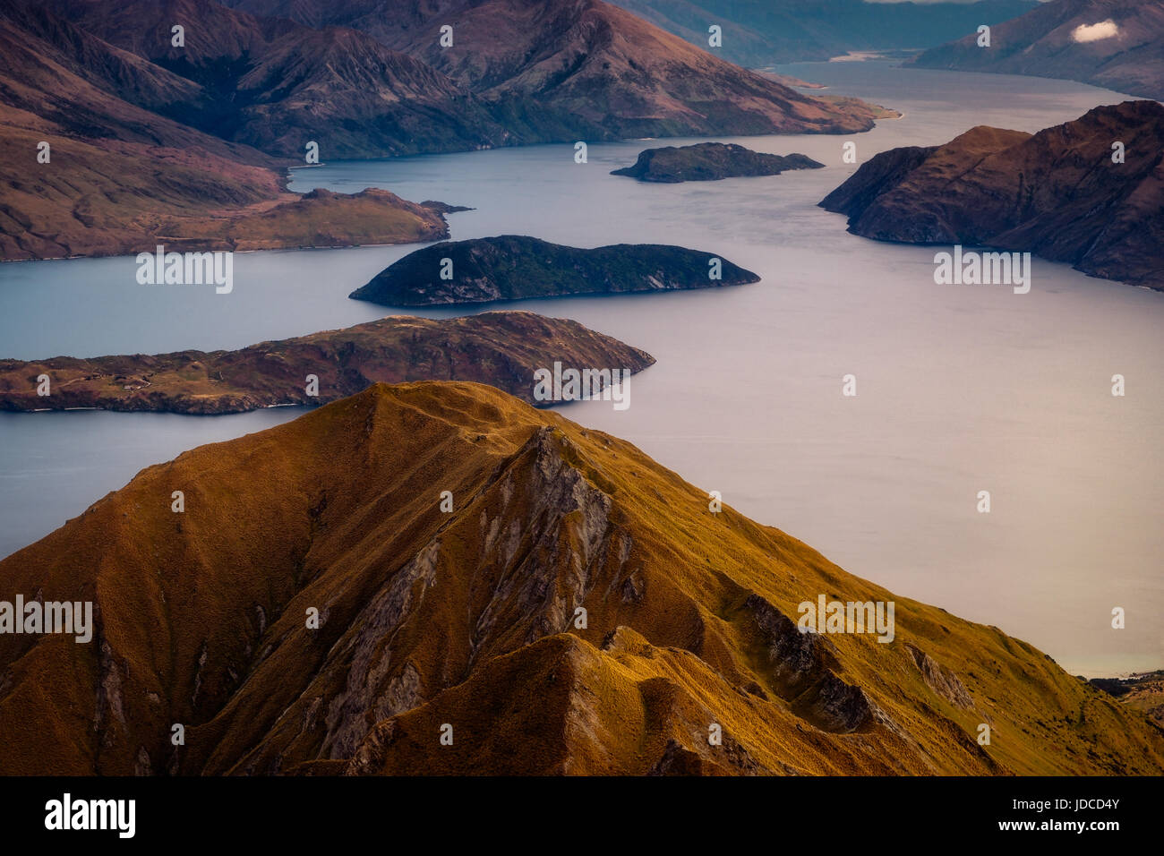Dettaglio paesaggio del lago Wanaka di sunrise, Isola del Sud della Nuova Zelanda Foto Stock