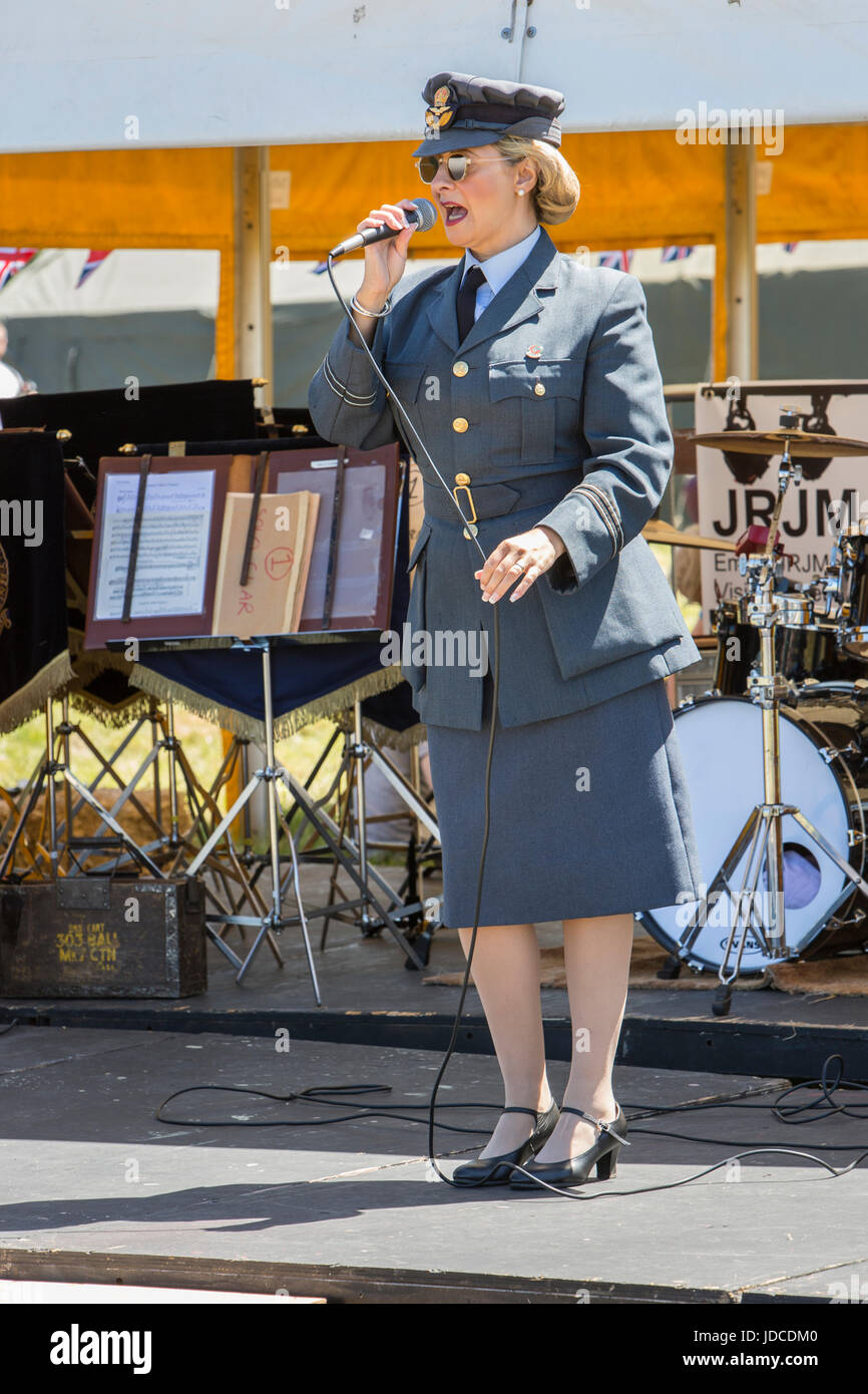 Una cantante lady in una divisa Royal Air Force Foto Stock
