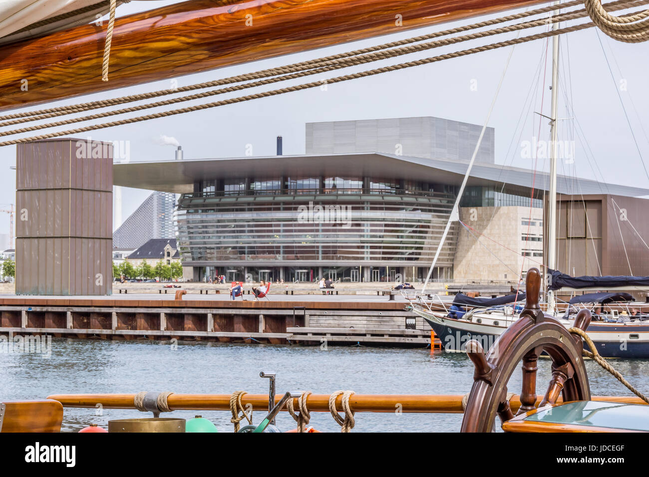 Barca a vela di fronte al Copenhagen Opera House sulla isola di Holmen nel centro di Copenhagen. Giugno 15, 2017 Foto Stock