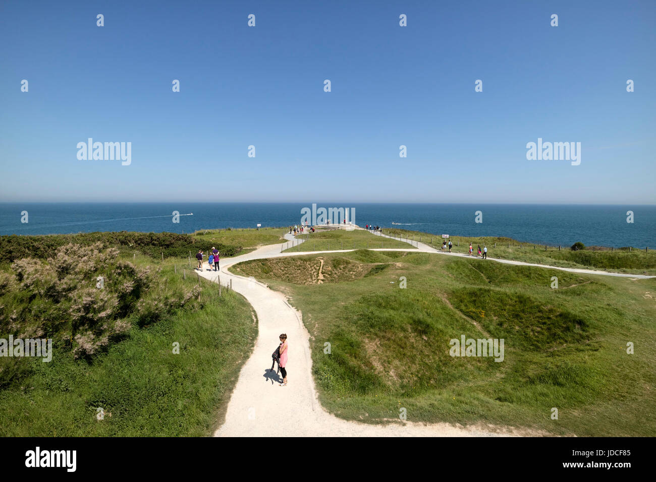 La vista sulla Pointe du Hoc WW2 difese tedesco verso il Rangers Memorial, Normandia, Francia Foto Stock