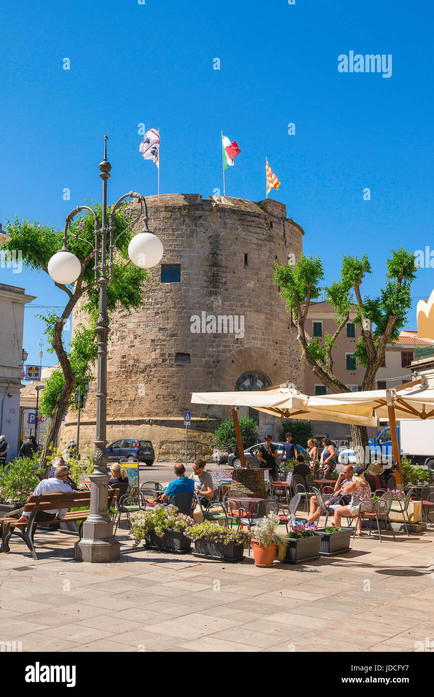 Alghero Sardegna torre, accanto la medievale Torre di Porta Terra nel centro di Alghero le persone a rilassarsi in un bar su una mattina d'estate, SARDEGNA. Foto Stock