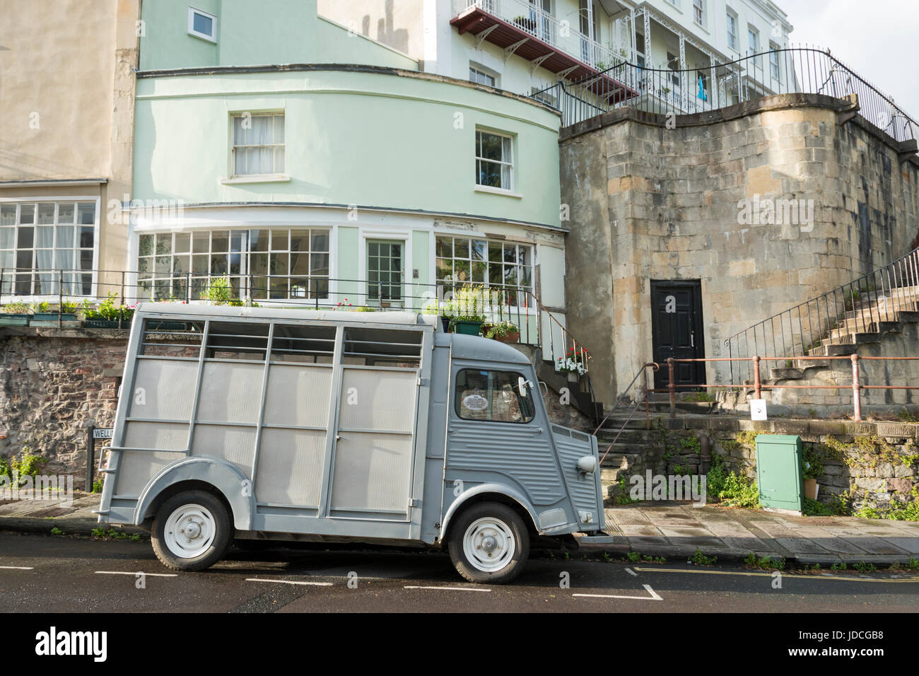 Reimpiegato Citroen cavalli in box in Clifton, Bristol, Regno Unito Foto Stock