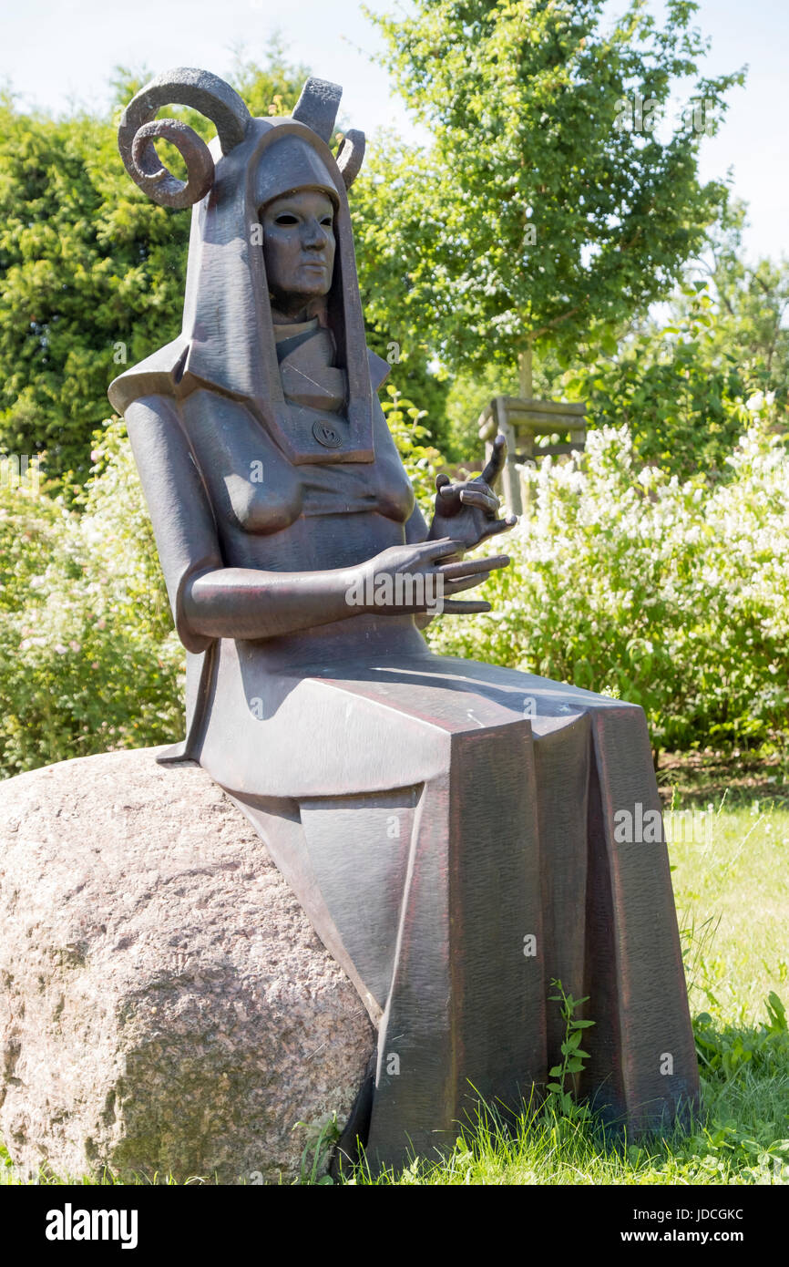 Nornan di statue di divinità tedesco del destino. Werdani, Norn del Presente - da Eckhard Hermann, Althüttendorf, Barnim, Brandeburgo, Germania Foto Stock