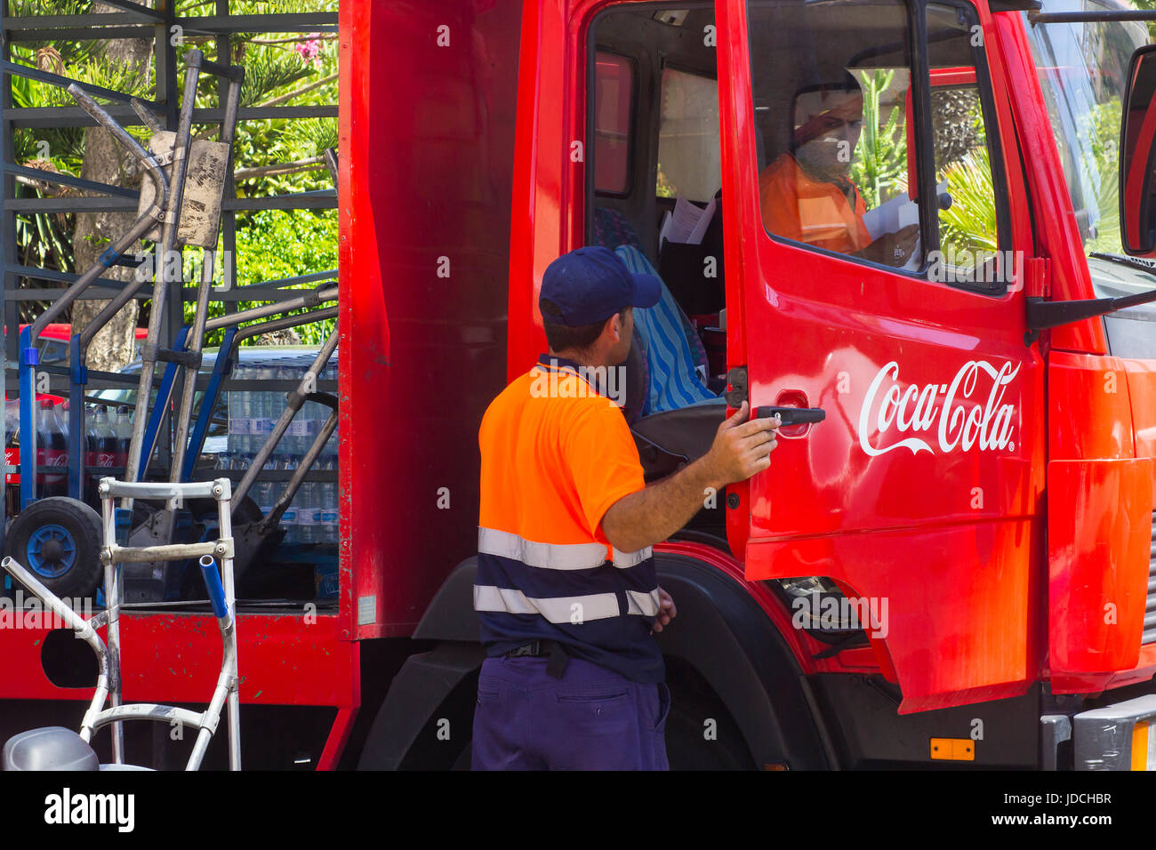 Una coppia di dipendenti di sesso maschile effettuare una consegna di Coca Cola ad un supermercato locale a Playa Las Americas nelle isole Canarie di Teneriffe Foto Stock
