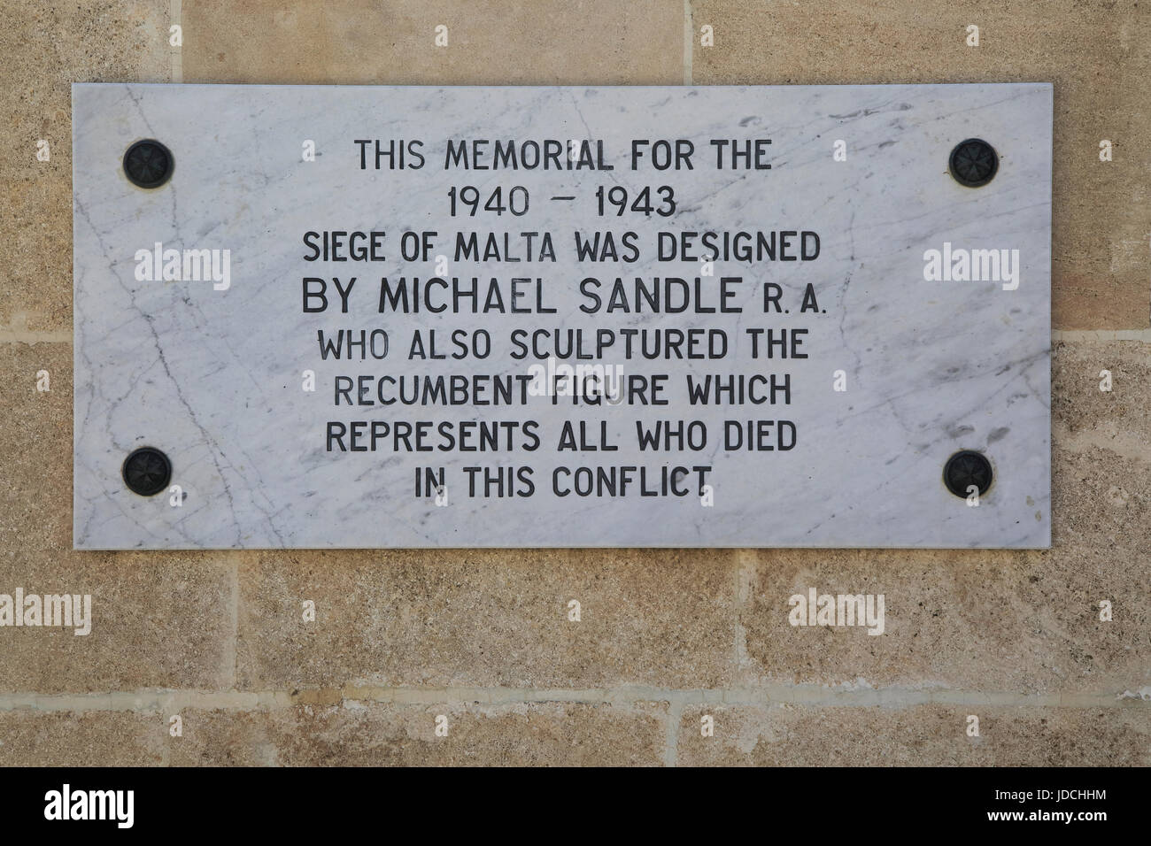 Informazioni scultura della placca da Michael Sandle memorial per 1940-1943 assedio, Valletta, Malta Foto Stock