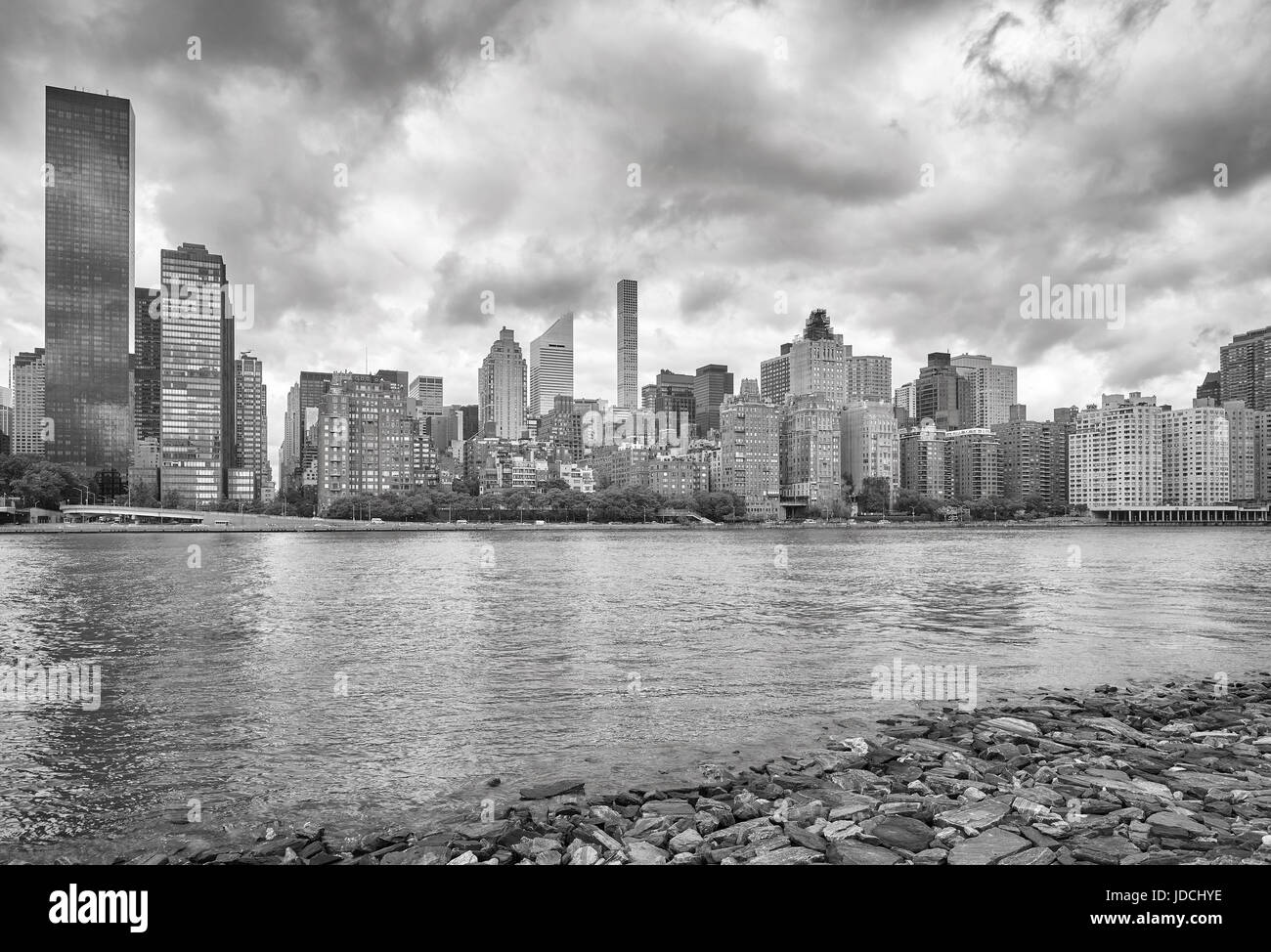 Skyline di Manhattan visto da Roosevelt Island, New York City, Stati Uniti d'America. Foto Stock