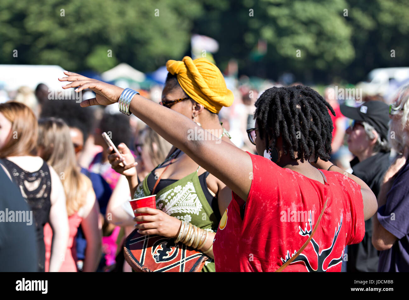 Giovane donna nera con dreadlocks danza all'Africa Oye music festival di Sefton Park Liverpool Foto Stock