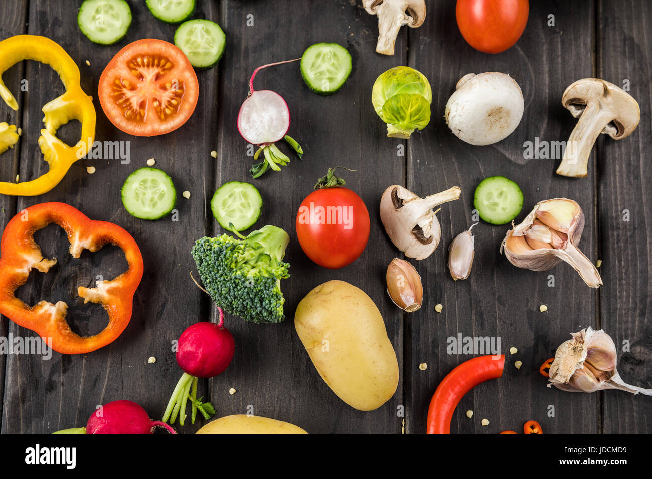 Close-up vista superiore di verdure fresche sulla tavola in legno rustico Foto Stock
