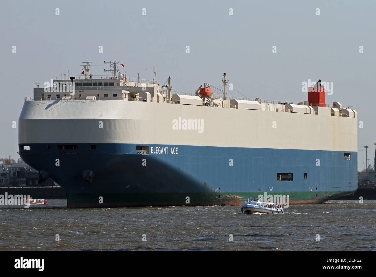 Il supporto per auto Elegante auto Ace lascia il porto di Amburgo. Foto Stock