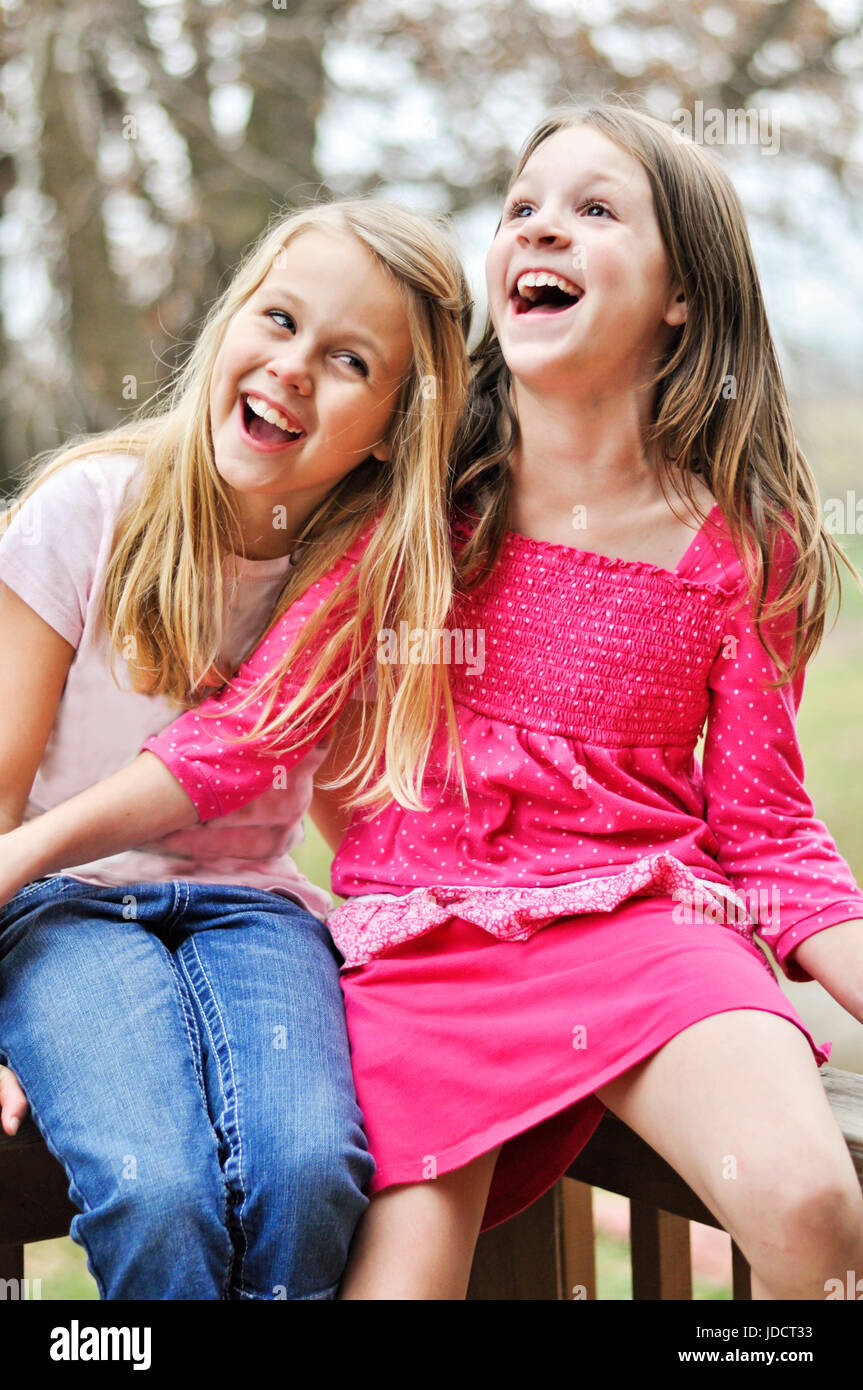 ragazze che ridono Foto Stock