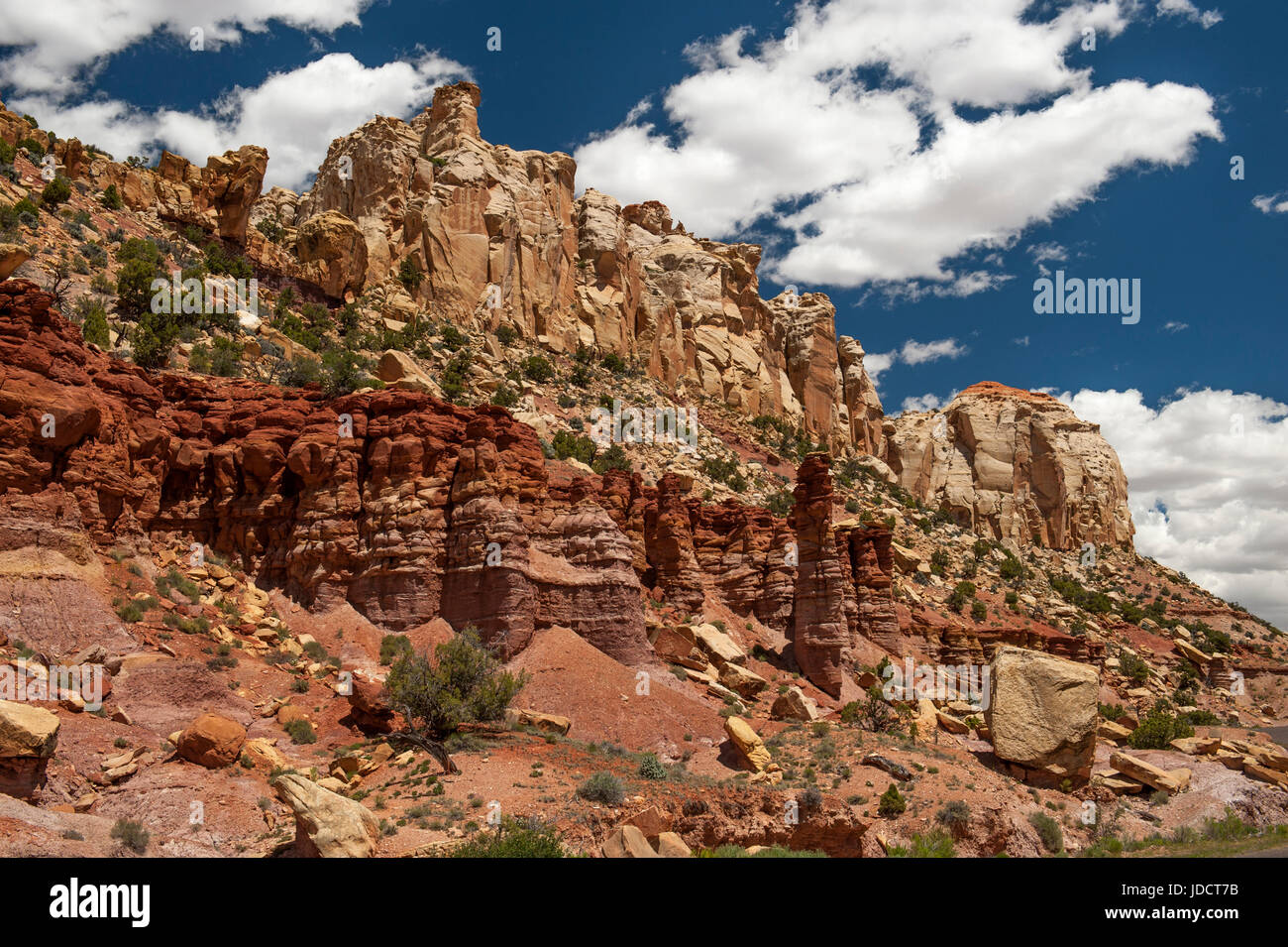 Una bella esposizione del Moenkopi (eye level) e Wingate (sulla parte superiore) formazioni in lungo il Canyon del Grand Staircase-Escalante monumento nazionale. Foto Stock