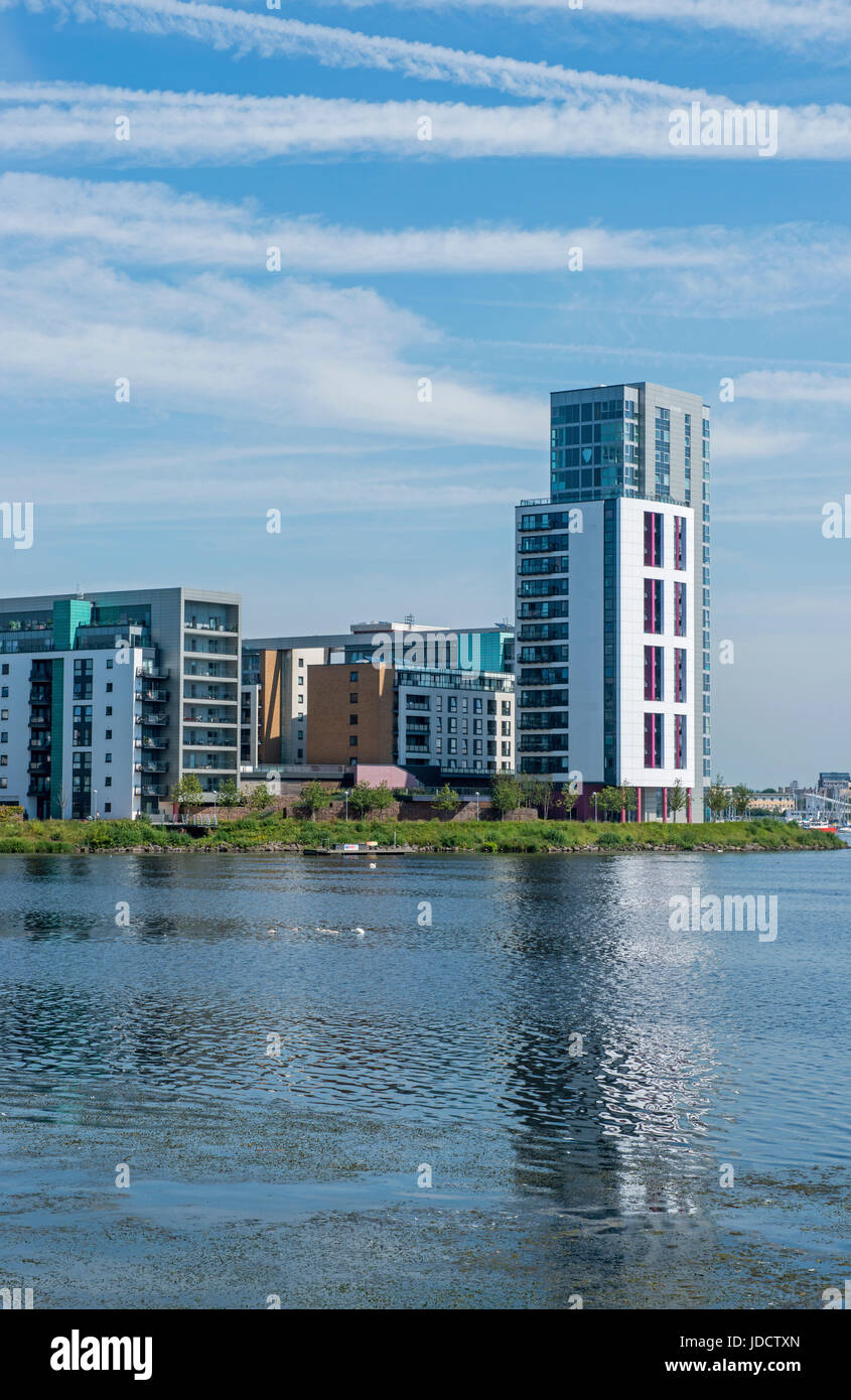 Blocchi di appartamenti sulla Baia di Cardiff Lago d'acqua dolce, Galles del Sud Foto Stock