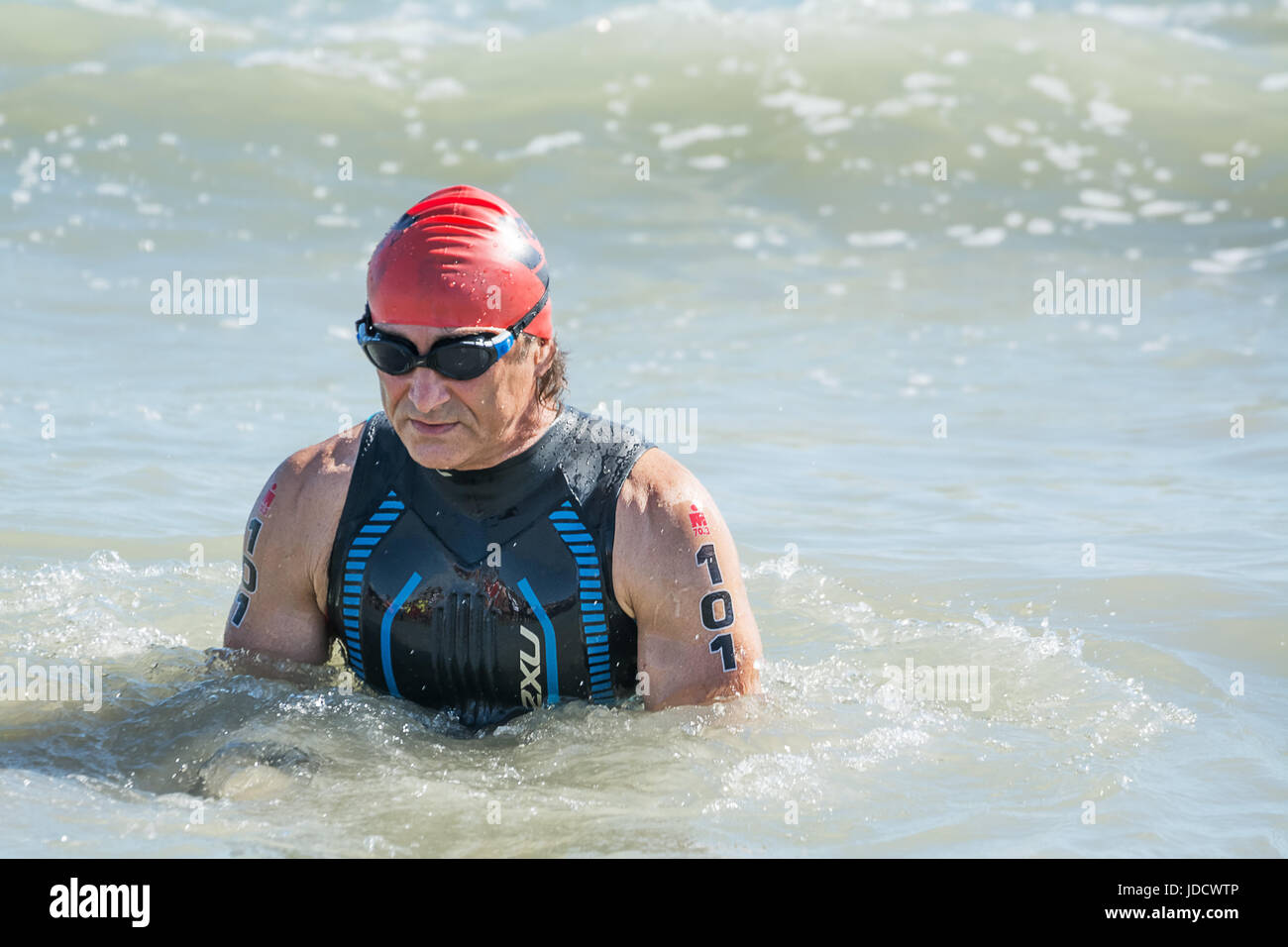 Pescara, Italia - 18 Giugno 2017: a partire per la prova di nuoto di atleti disabili Alex Zanardi a Iroman 70,3 Pescara di Giugno 18, 2017 Foto Stock