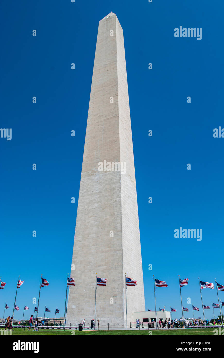 In piedi sotto il Monumento di Washington a Washington DC Foto Stock