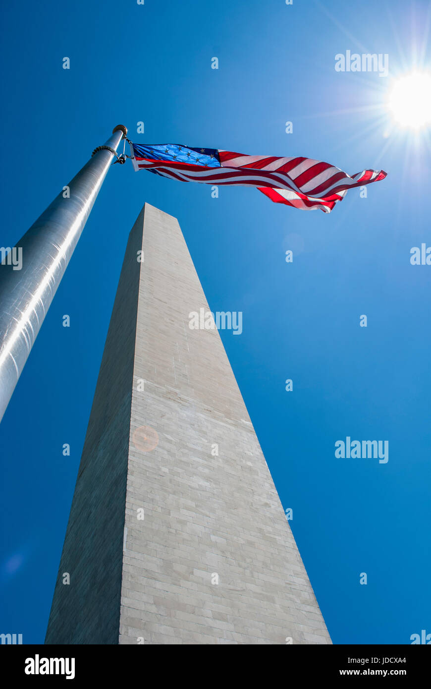 In piedi sotto il Monumento di Washington a Washington DC Foto Stock