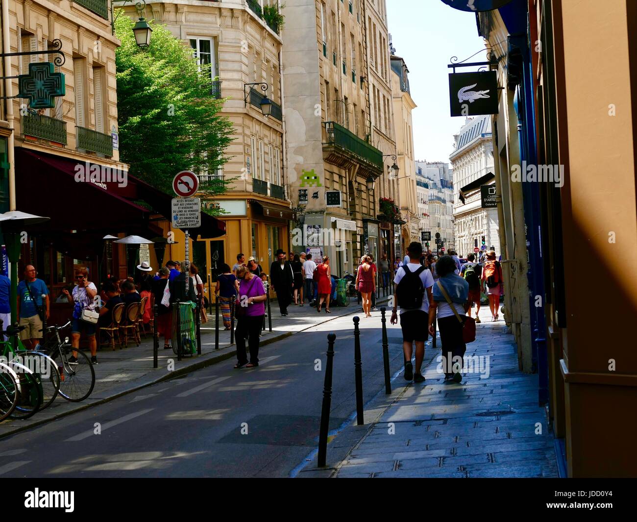 Giugno domenica nel Marais Le Marais, 2017. Parigi, Francia. Foto Stock