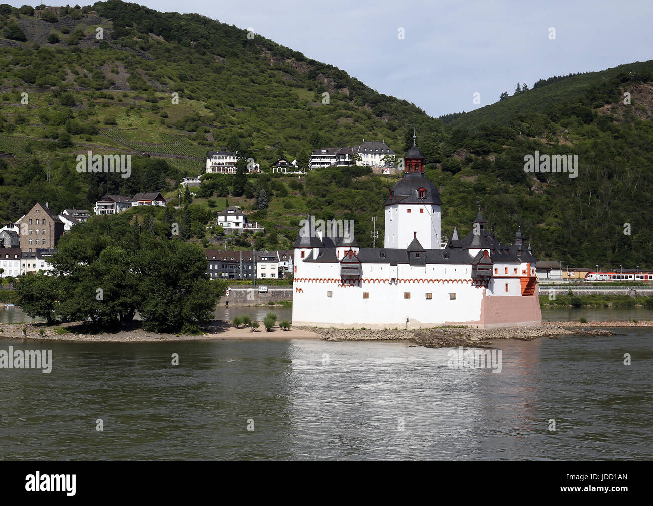Il castello Pfalzgrafenstein è un pedaggio castello sull'isola Falkenau, altrimenti noto come Pfalz isola del fiume Reno. Foto Stock