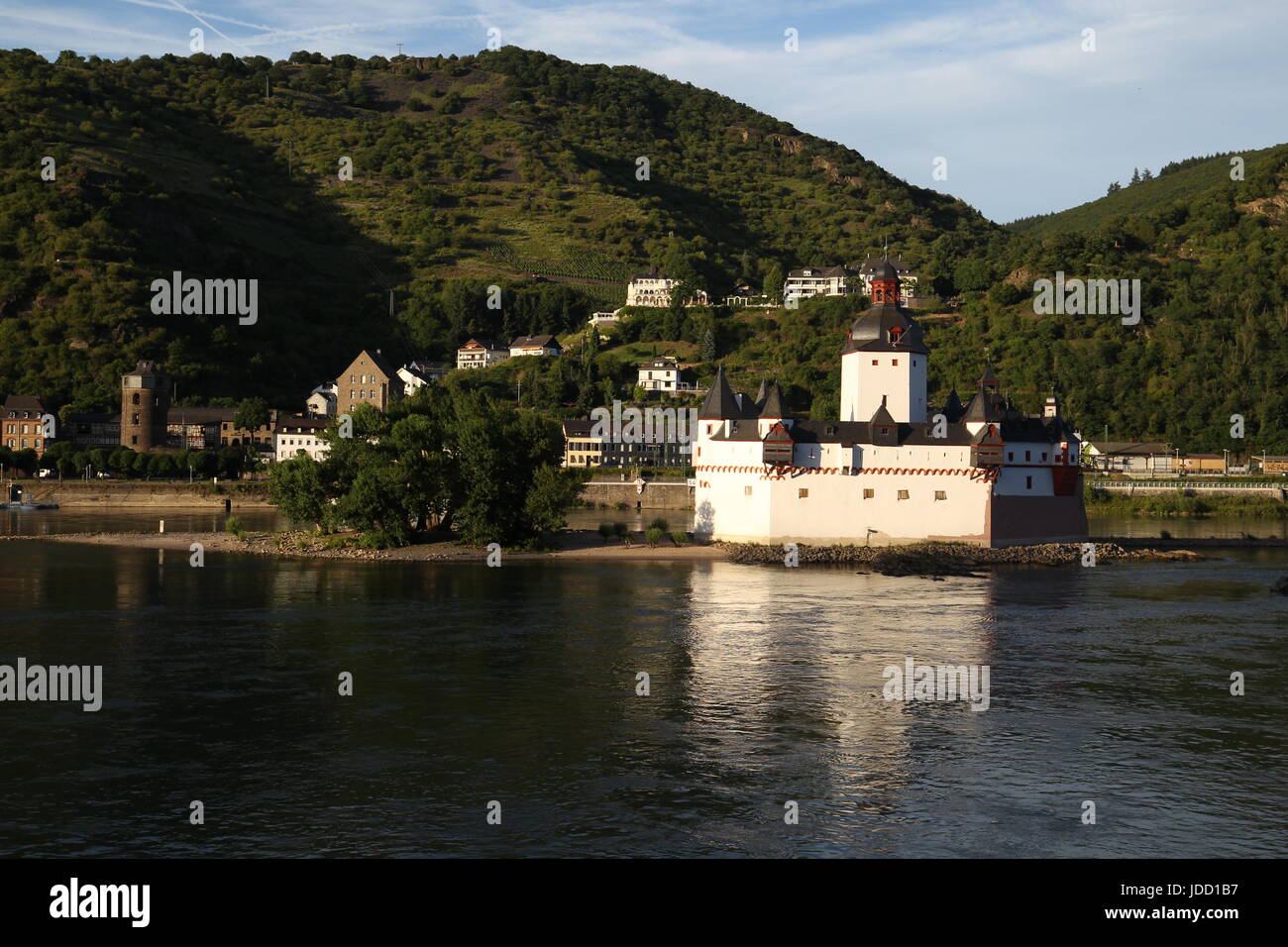 Il castello Pfalzgrafenstein è un pedaggio castello sull'isola Falkenau, altrimenti noto come Pfalz isola del fiume Reno. Foto Stock