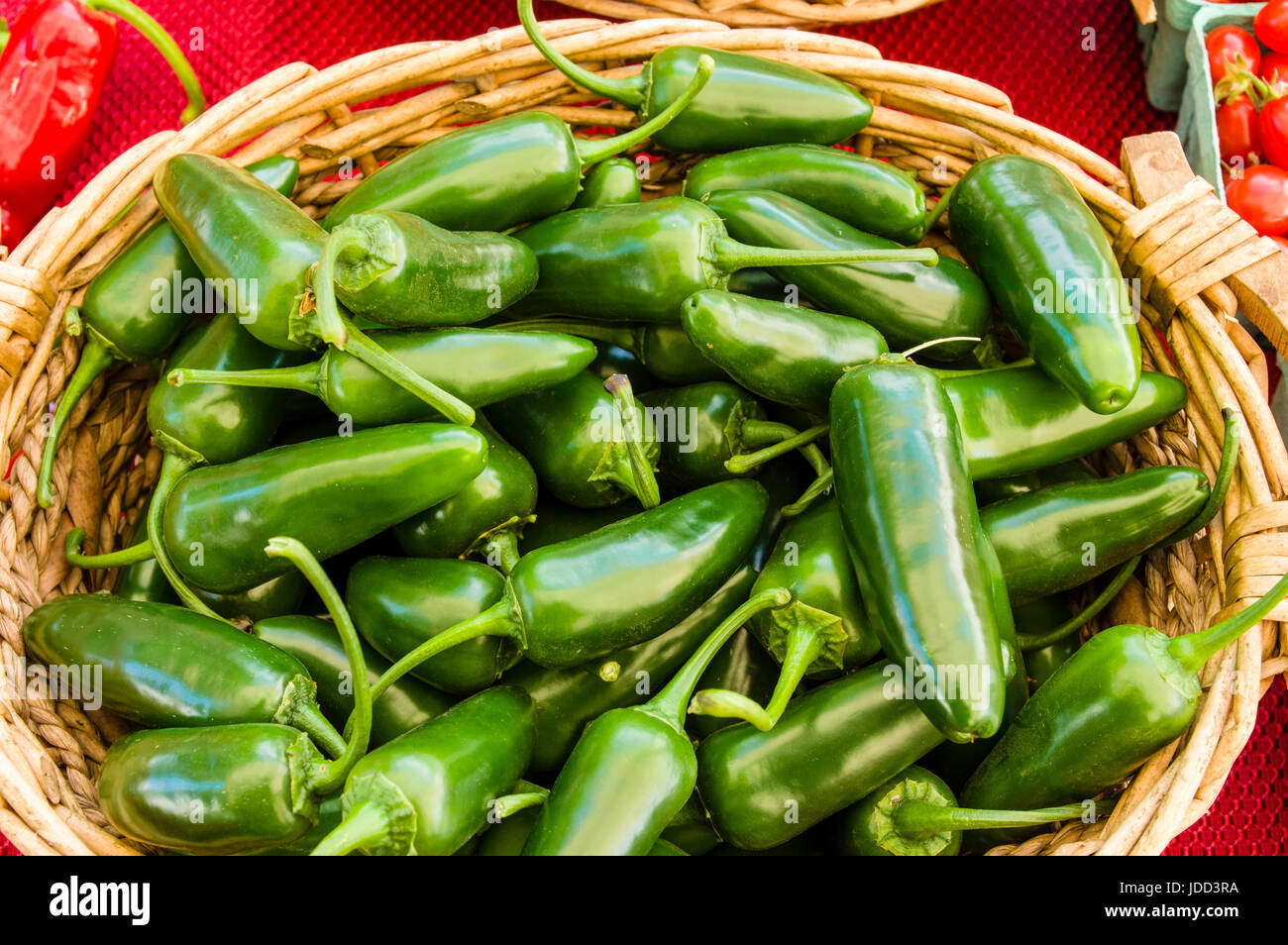 Visualizzazione di hot peperoncini jalapeno nel cesto di vimini Foto Stock