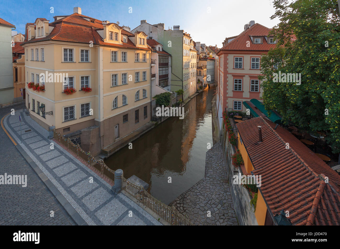 Kampa, la parte di Praga situato nel quartiere di Malá Strana e Devil's stream (Certovka), la vista dal ponte di Carlo durante il sunrise. Foto Stock