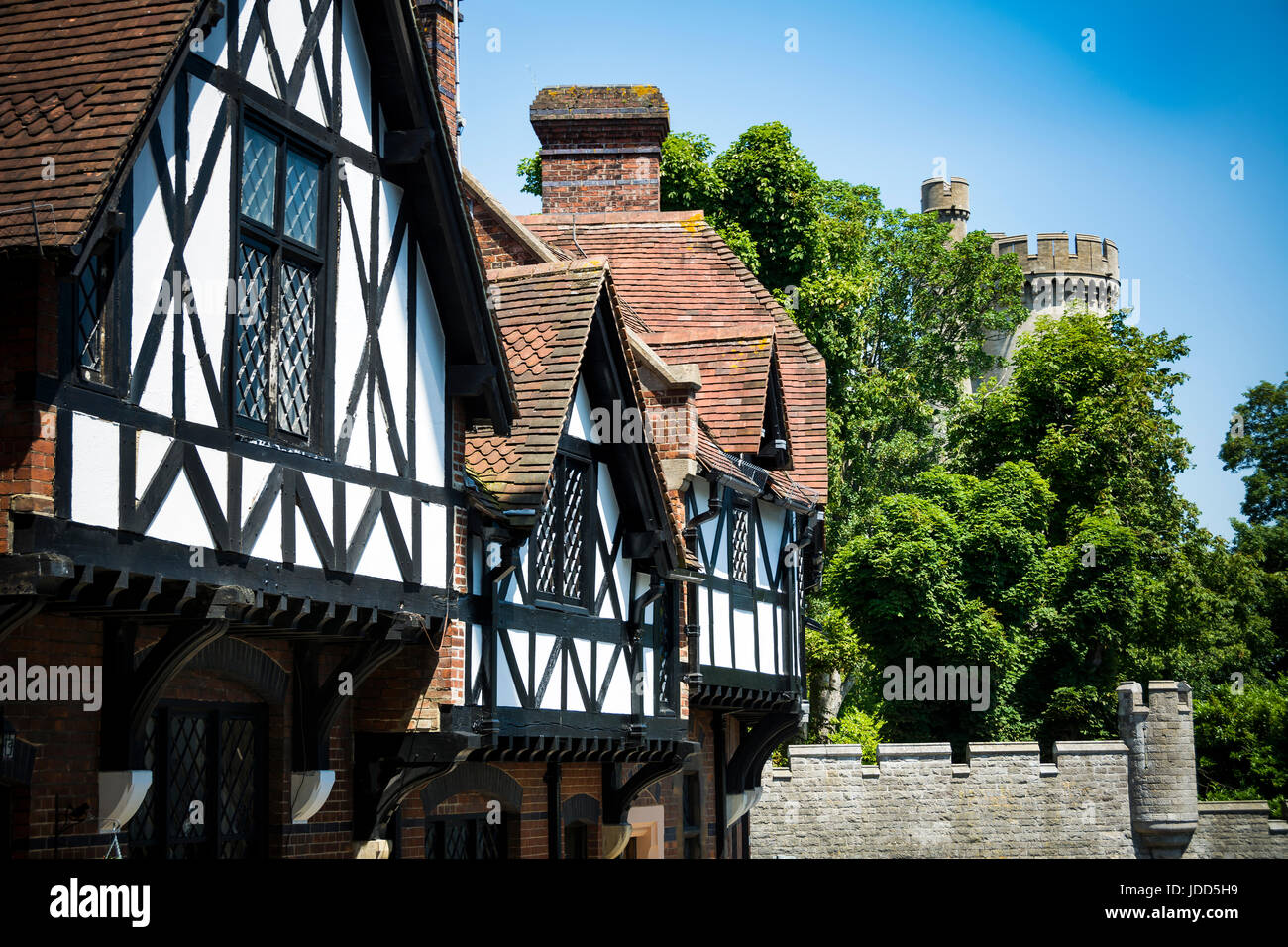 Edifici in stile Tudor nel sole splendente dal Castello di Arundel Foto Stock