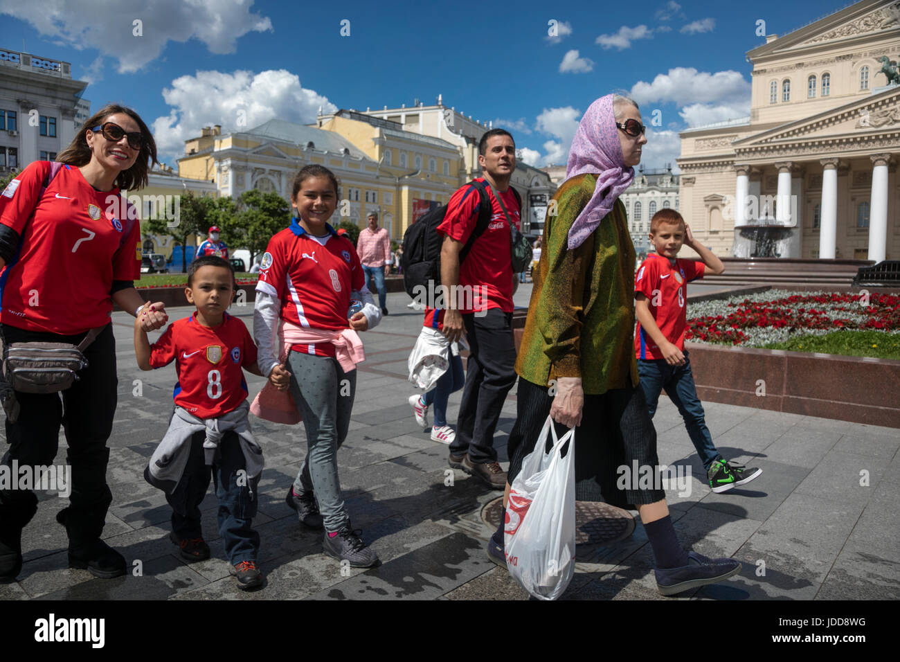 I fan del Cile la nazionale di calcio a piedi nel centro di Mosca durante la Confederations Cup 2017, Russia Foto Stock