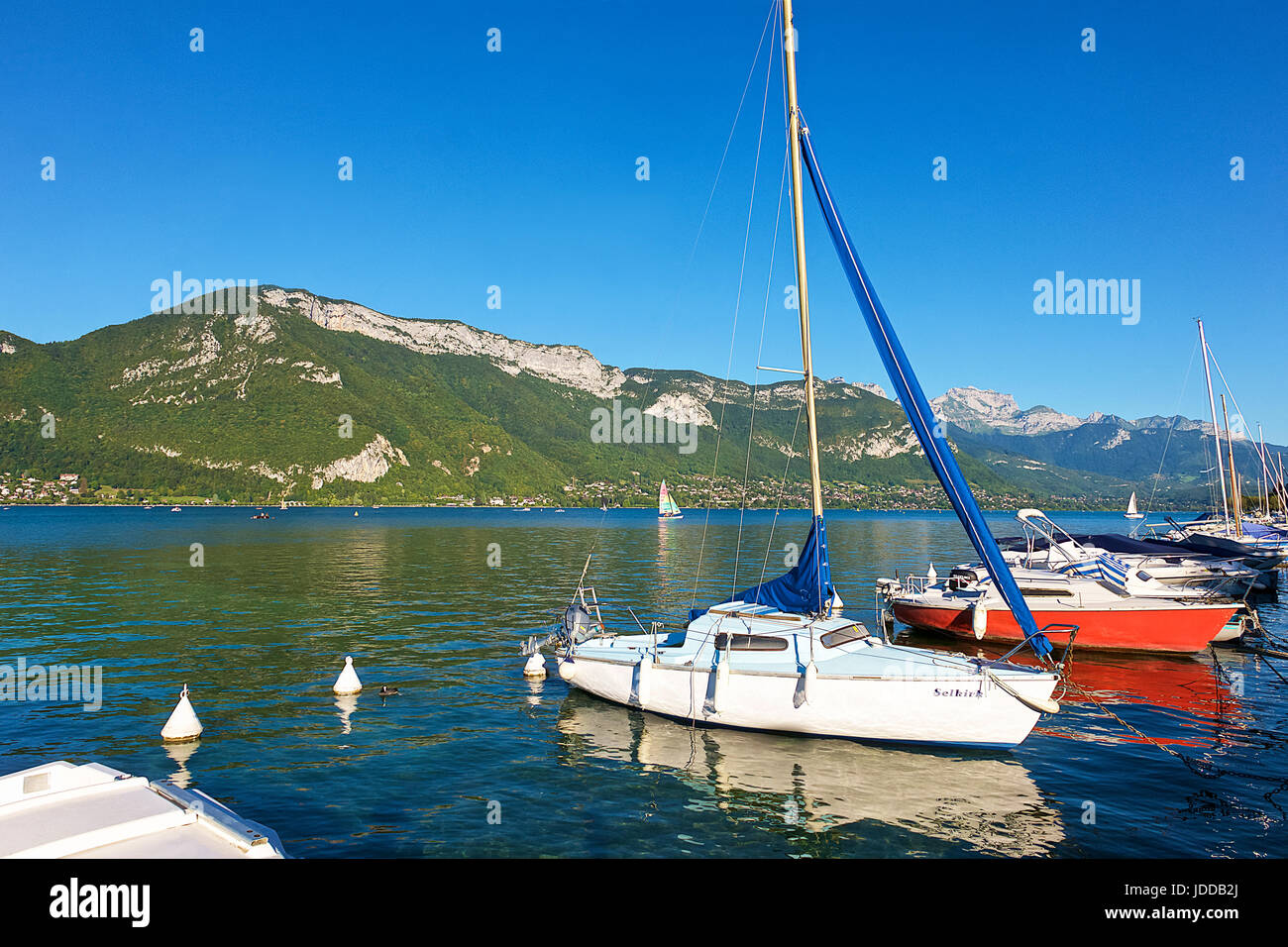 Yacht parcheggiato sul lago di Annecy, Annecy, Francia Foto Stock