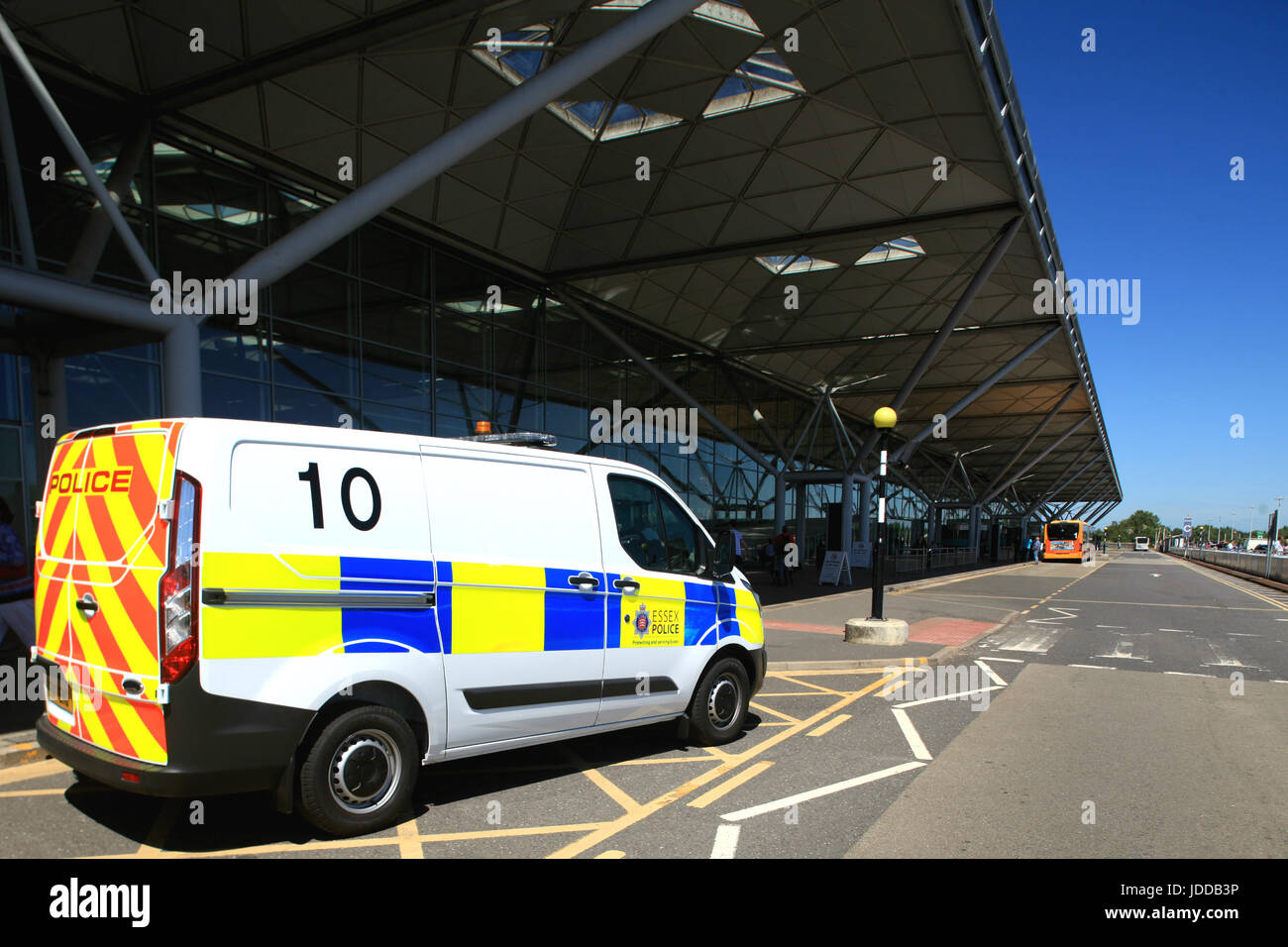 Dall'Aeroporto Stansted di Londra, Essex - 10 giugno 2017, esterno dell edificio del terminal principale con veicolo polizia Foto Stock