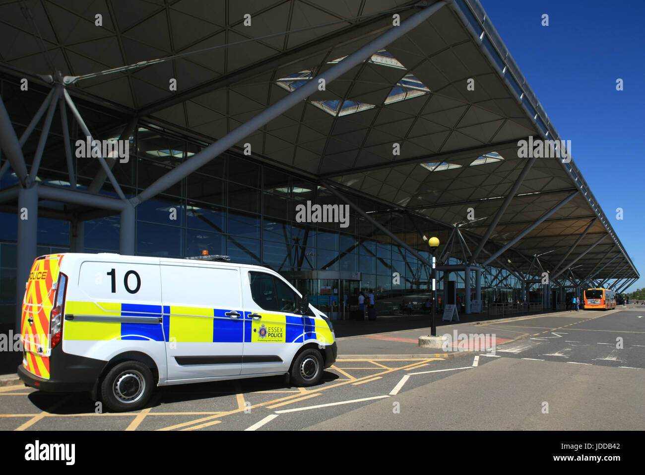 Dall'Aeroporto Stansted di Londra, Essex - 10 giugno 2017, esterno dell edificio del terminal principale con veicolo polizia Foto Stock