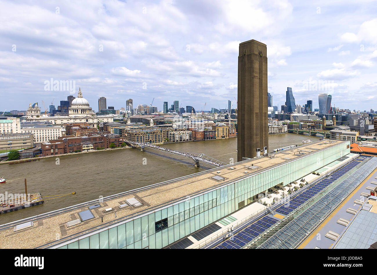 La Tate Modern e il fiume Tamigi Foto Stock