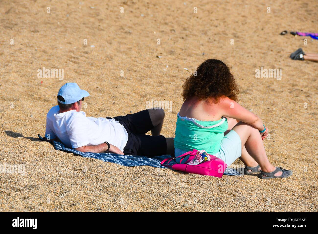 West Bay, Dorset, Regno Unito. 19 giugno 2017. Regno Unito Meteo. Lucertole da mare sulla spiaggia con segni visibili sulla scottatura dall'alto i livelli UV dal caldo sole estivo dopo una giornata sulla spiaggia presso la località balneare di West Bay nel Dorset. Photo credit: Graham Hunt/Alamy Live News Foto Stock