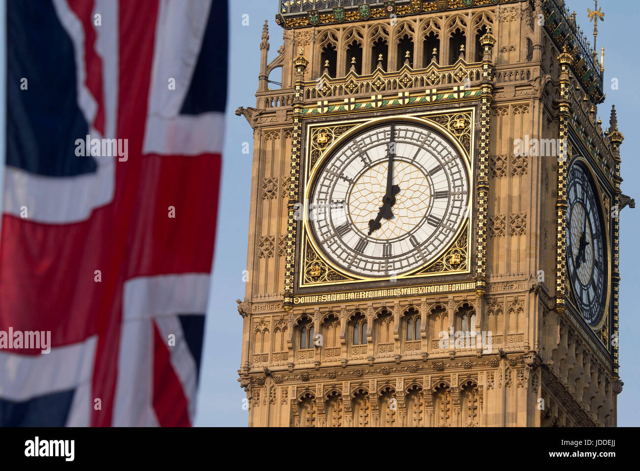Westminster, Regno Unito. Xix Jun, 2017. Un minuto di silenzio a Westminster per le vittime del Grenfell Torre fire. Credito: Sebastian Remme/Alamy Live News Foto Stock