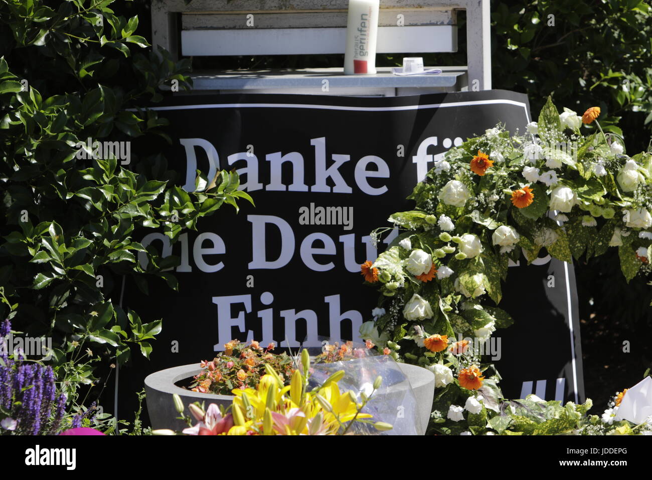 Oggersheim, Germania. Il 19 giugno 2017. Un messaggio stabilite al di fuori della ex residenza di Helmut Kohl si legge: "Grazie per la riunificazione del paese". A lungo termine il compagno politico Theo Waigel, che ha servito come Ministro tedesco delle finanze sotto il Cancelliere tedesco Helmut Kohl, è venuto a pagare i suoi rispetti alla sua vedova 3 giorni dopo il decesso dell'ex cancelliere tedesco nella sua casa a Oggersheim. Credito: Michael Debets/Alamy Live News Foto Stock