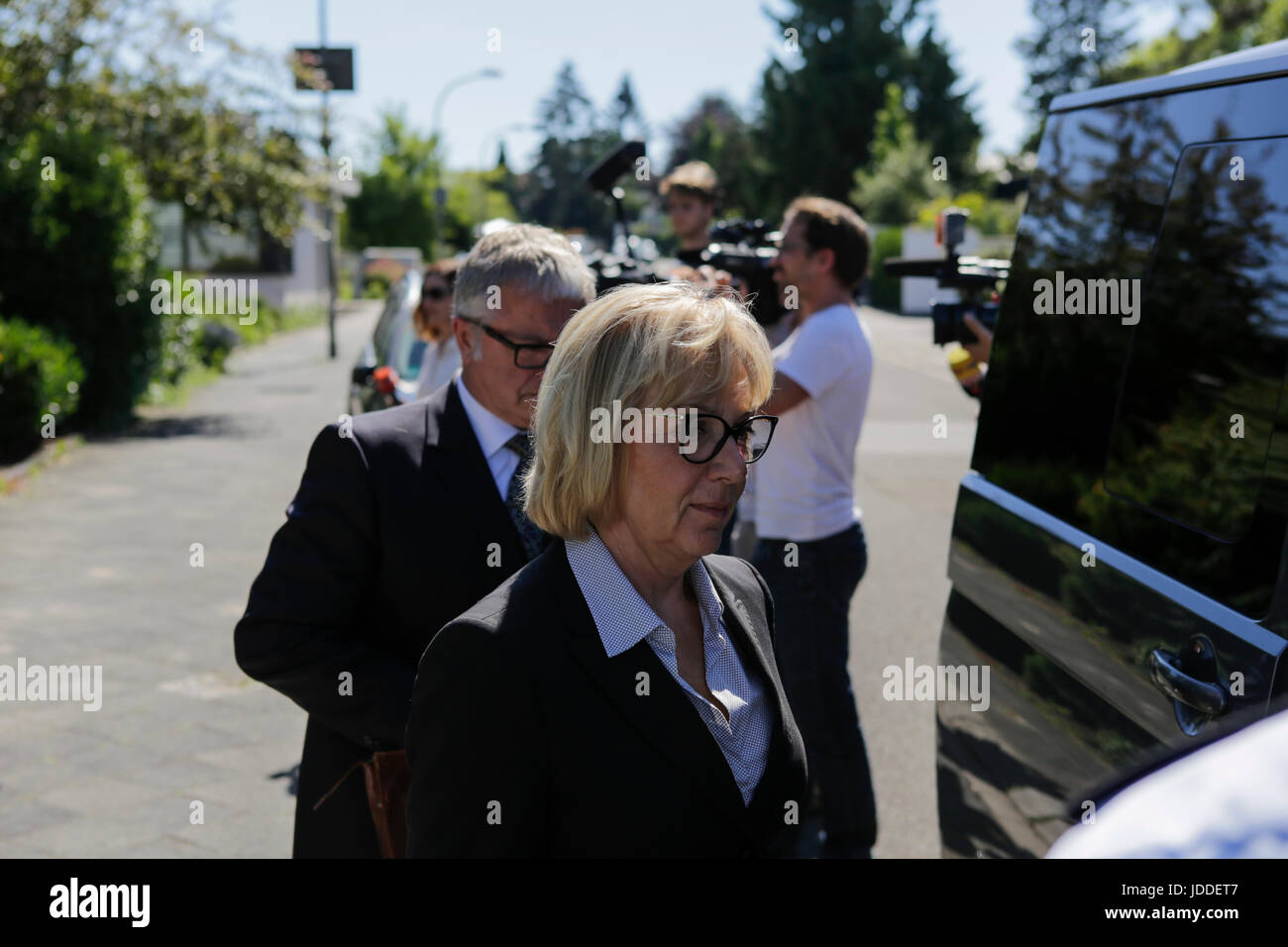 Oggersheim, Germania. Il 19 giugno 2017. Un gruppo di visitatori lasciare la ex residenza di Helmut Kohl. A lungo termine il compagno politico Theo Waigel, che ha servito come Ministro tedesco delle finanze sotto il Cancelliere tedesco Helmut Kohl, è venuto a pagare i suoi rispetti alla sua vedova 3 giorni dopo il decesso dell'ex cancelliere tedesco nella sua casa a Oggersheim. Credito: Michael Debets/Alamy Live News Foto Stock