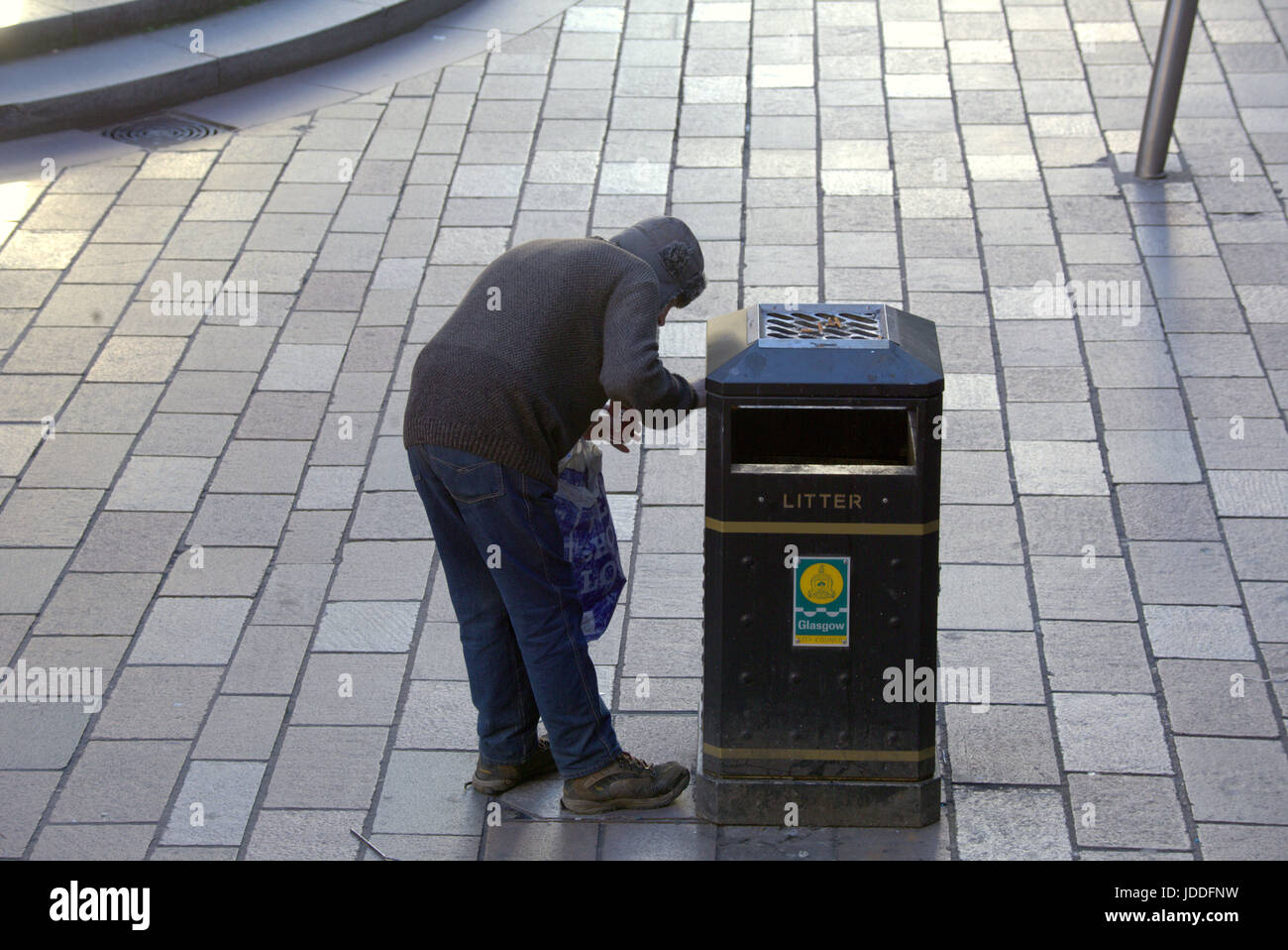 Glasgow, Scotland, Regno Unito. Xix giugno.senzatetto in Glasgow raid cestini nei pressi di negozi di caffè in cerca di cibo e scartato tazze da caffè di credito traghetto Gerard/Alamy news Foto Stock