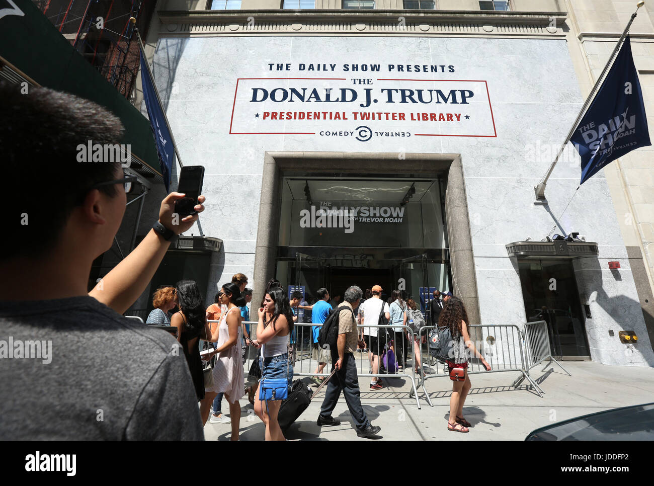 New York, Stati Uniti d'America. Xviii Jun, 2017. Gli ospiti frequentano l'esposizione quotidiana Trump presidenziale libreria Twitter su West 57th Street in Manhattan durante gli ultimi tre giorni di pop-up mostra sulla domenica 18 giugno, 2017 in New York, Stati Uniti d'America. Credito: SEAN I draghetti/Alamy Live News Foto Stock