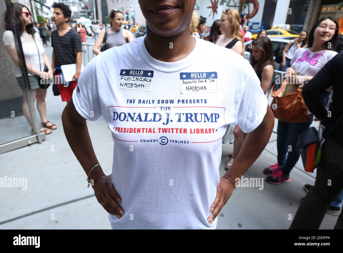 New York, Stati Uniti d'America. Xviii Jun, 2017. Comedy Central ambasciatore del marchio Natascia accoglie gli ospiti che entrano nella esposizione quotidiana Trump presidenziale libreria Twitter su West 57th Street in Manhattan durante gli ultimi tre giorni di pop-up mostra sulla domenica 18 giugno, 2017 in New York, Stati Uniti d'America. Credito: SEAN I draghetti/Alamy Live News Foto Stock